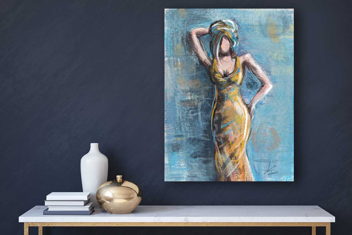 Vrouw met goudgele jurk met blauwe achtergrond