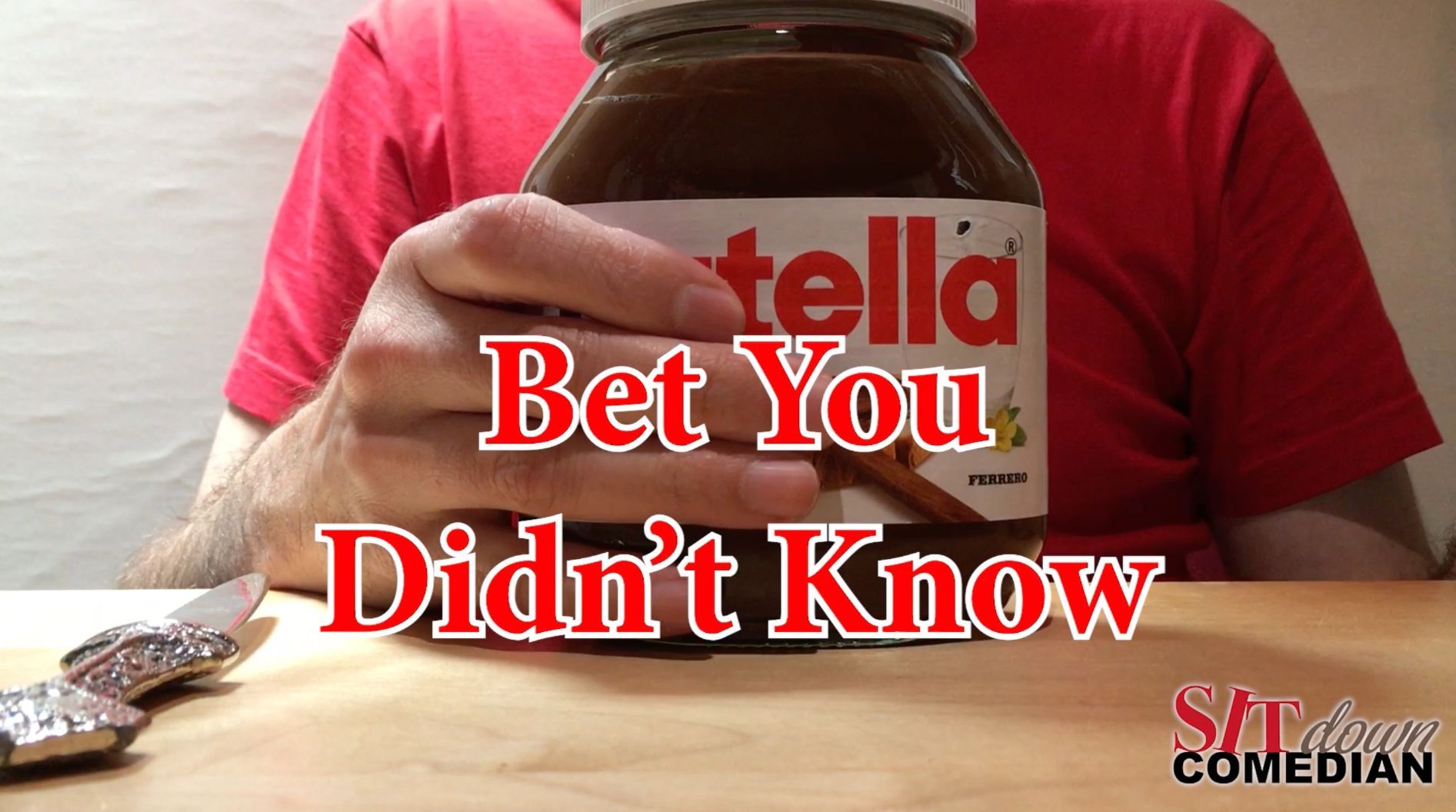 Video vom Sit down Comedina, zu sehen ein Glas von …tella in der Hand, Aufschrift auf Video: Bet You Didn’t Know