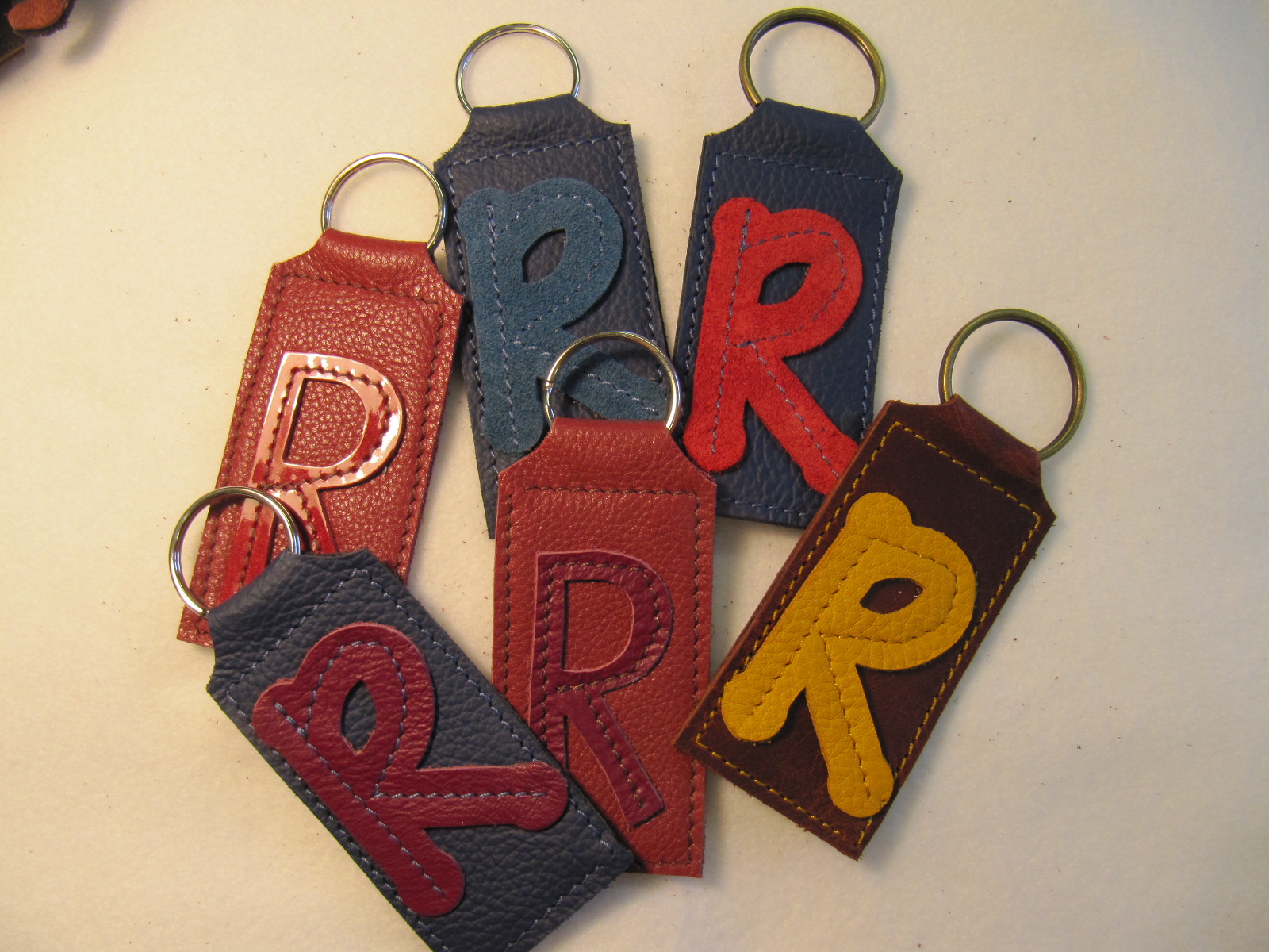 Initial leather key fobs 'R'