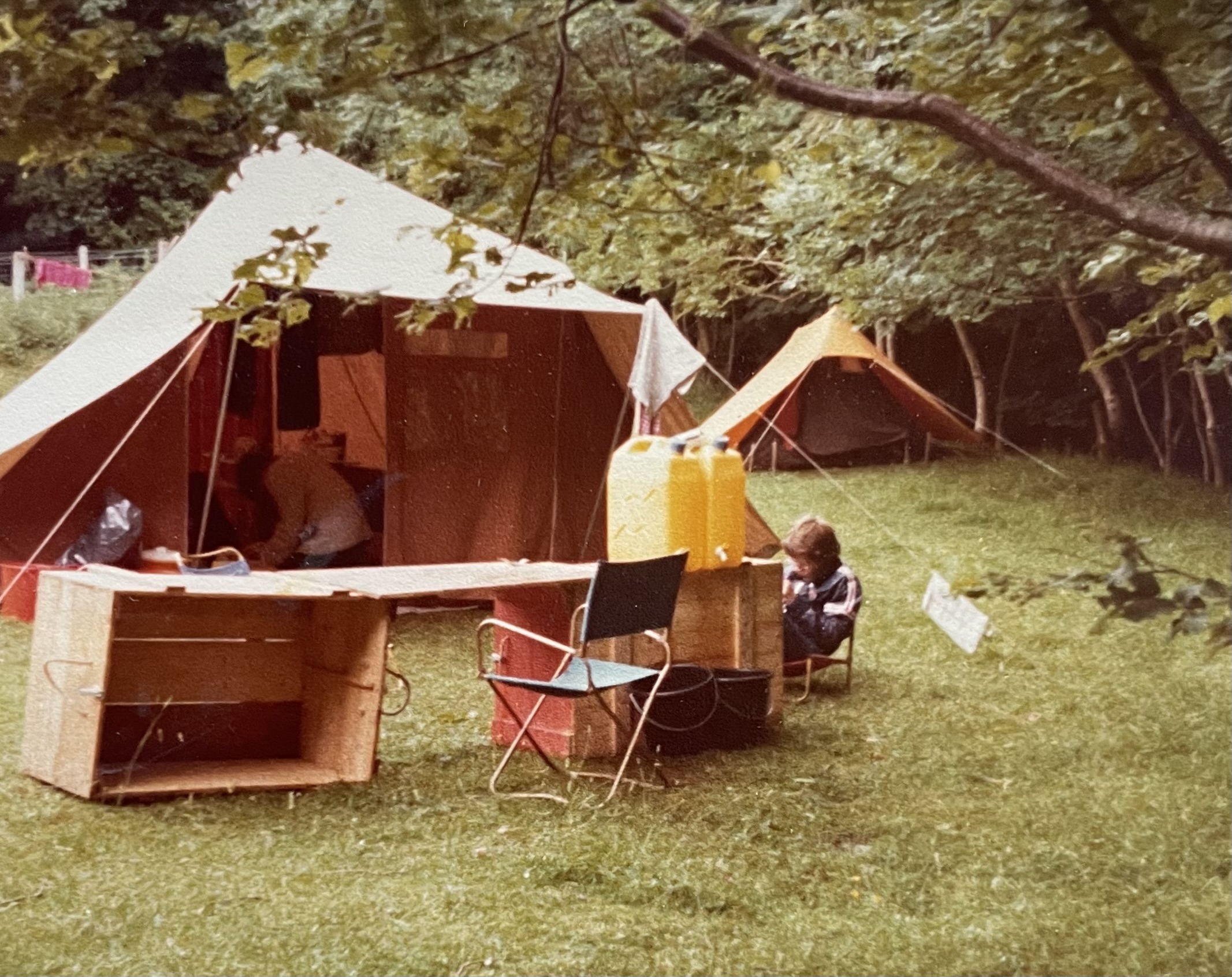 Kampeerkist in gebruik / Camping chest in use, Wales 1978