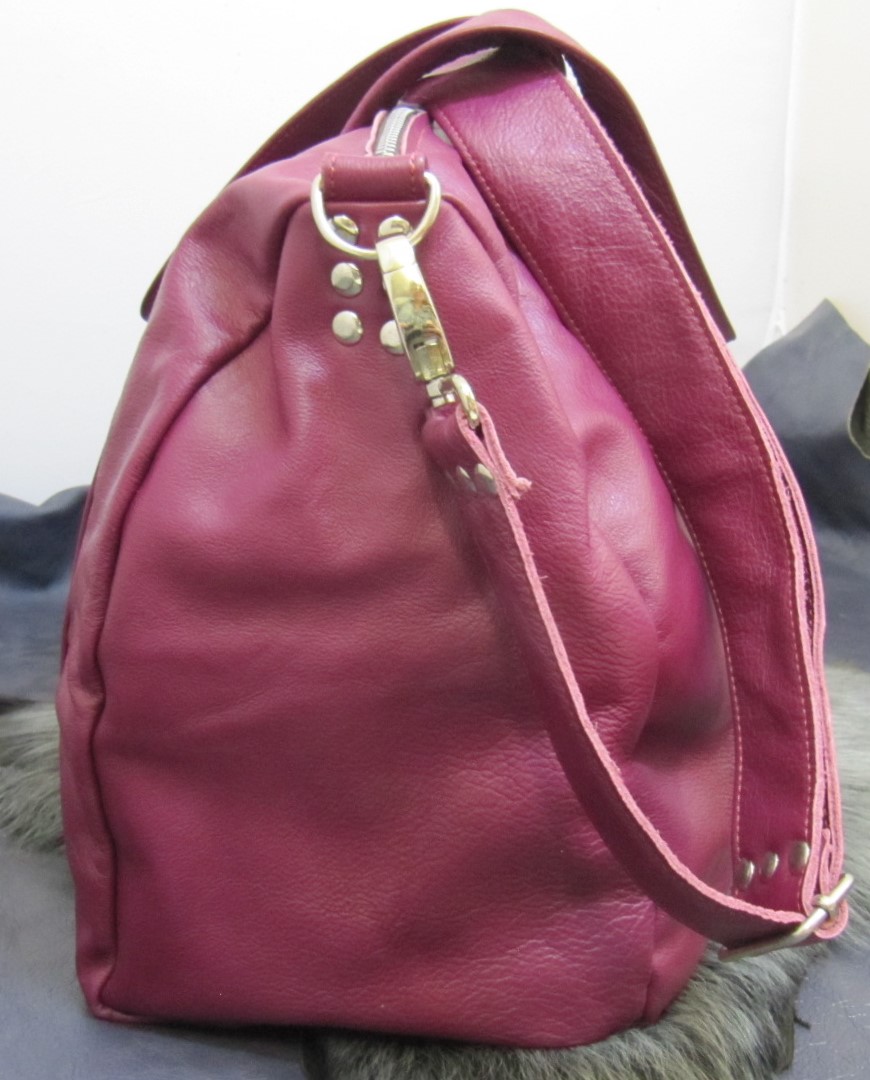 Overnight leather bag in Magenta