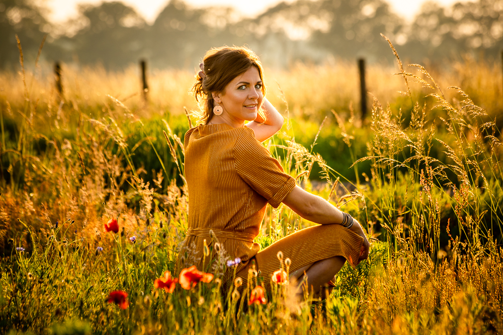 Model Kim poserend in een bloemenveld in het Turnhouts Vennengebied