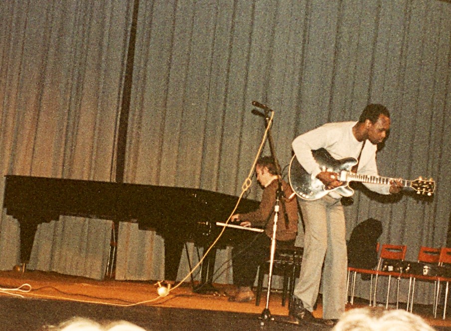 The Whistlebinkies toured Sweden in 1984 and shared concerts with Robert Penn. Here I accompany him.