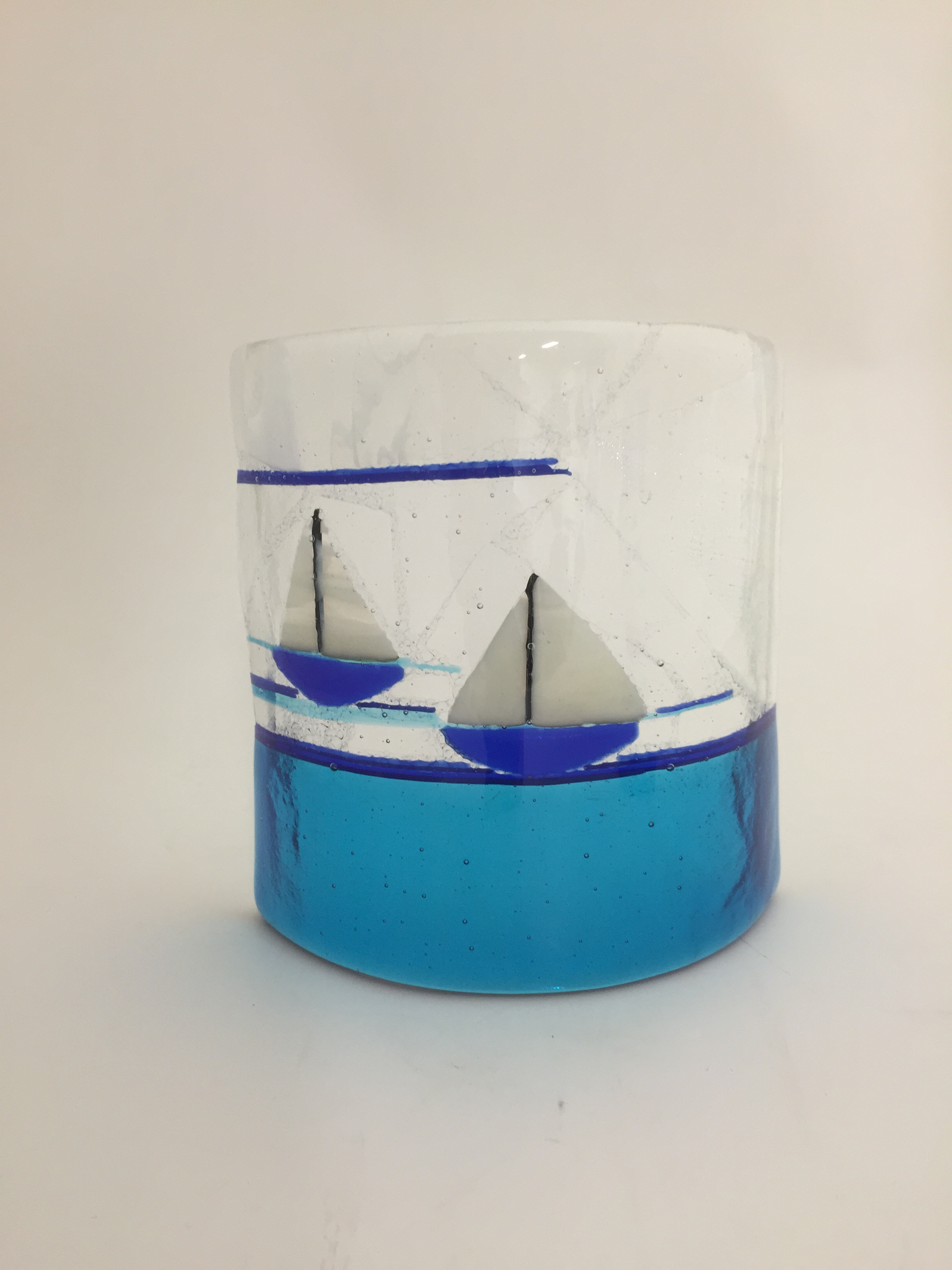 Turkos-blå med segelbåtar