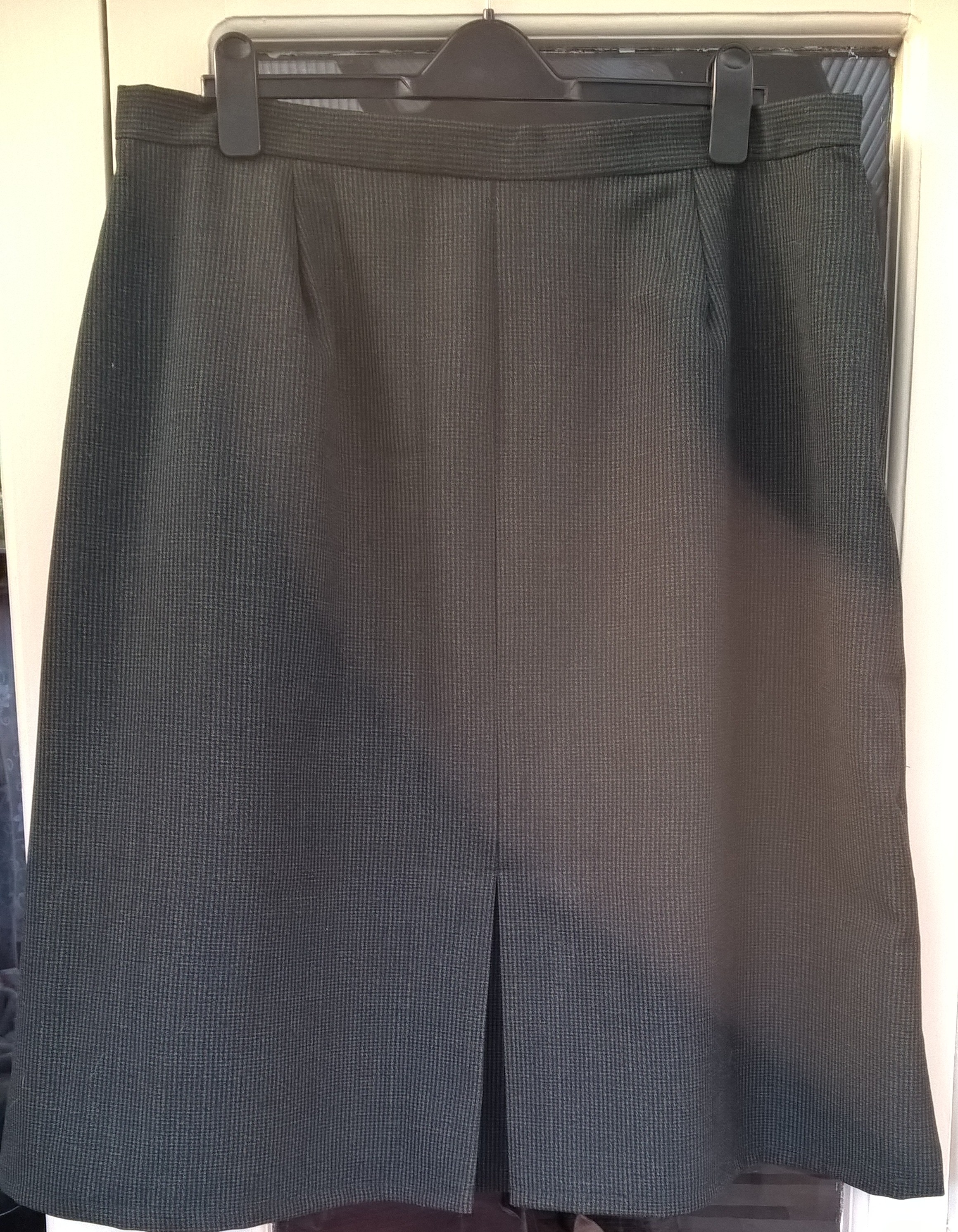 A made-to-measure skirt with front pleat