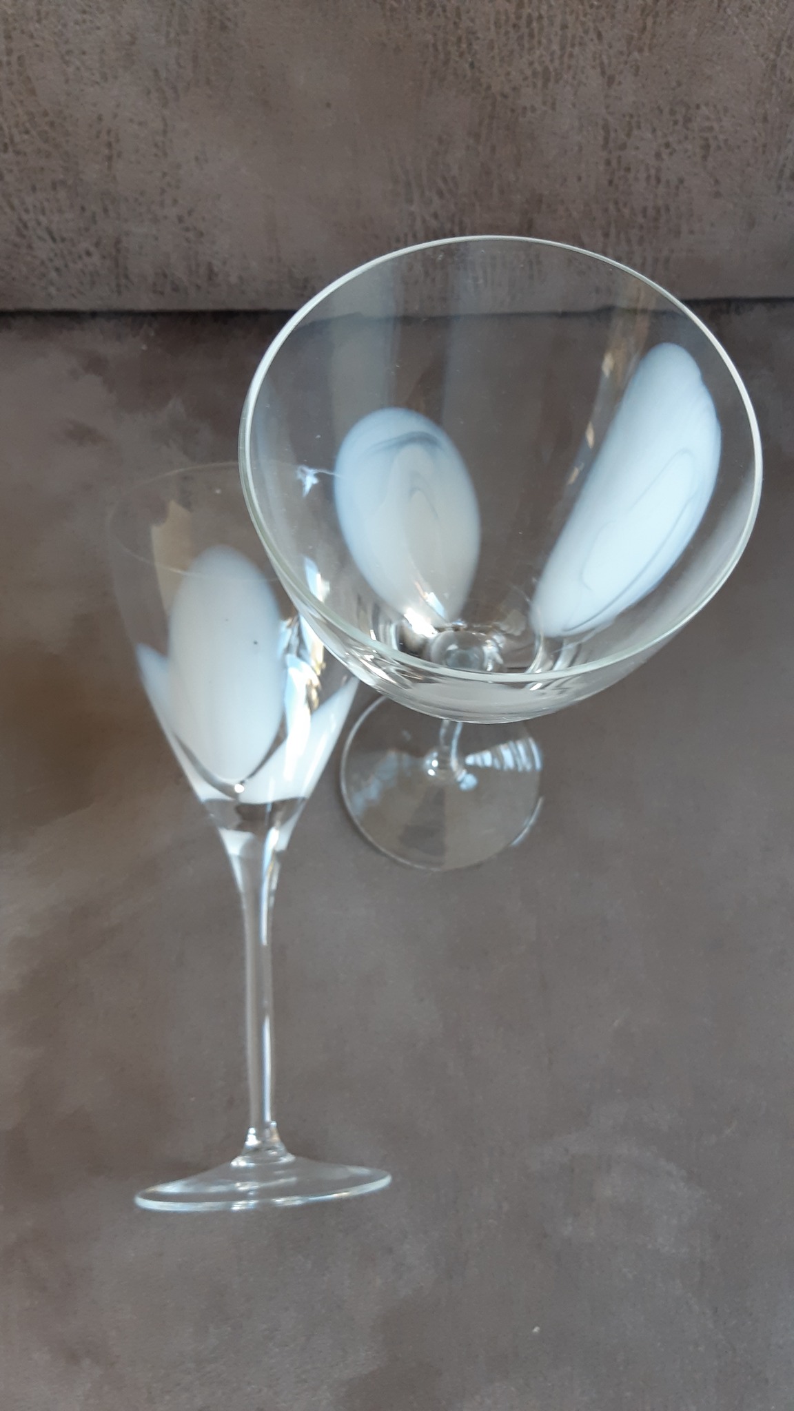 twee unieke identieke kristallen wijnglazen, met drie verenmotief