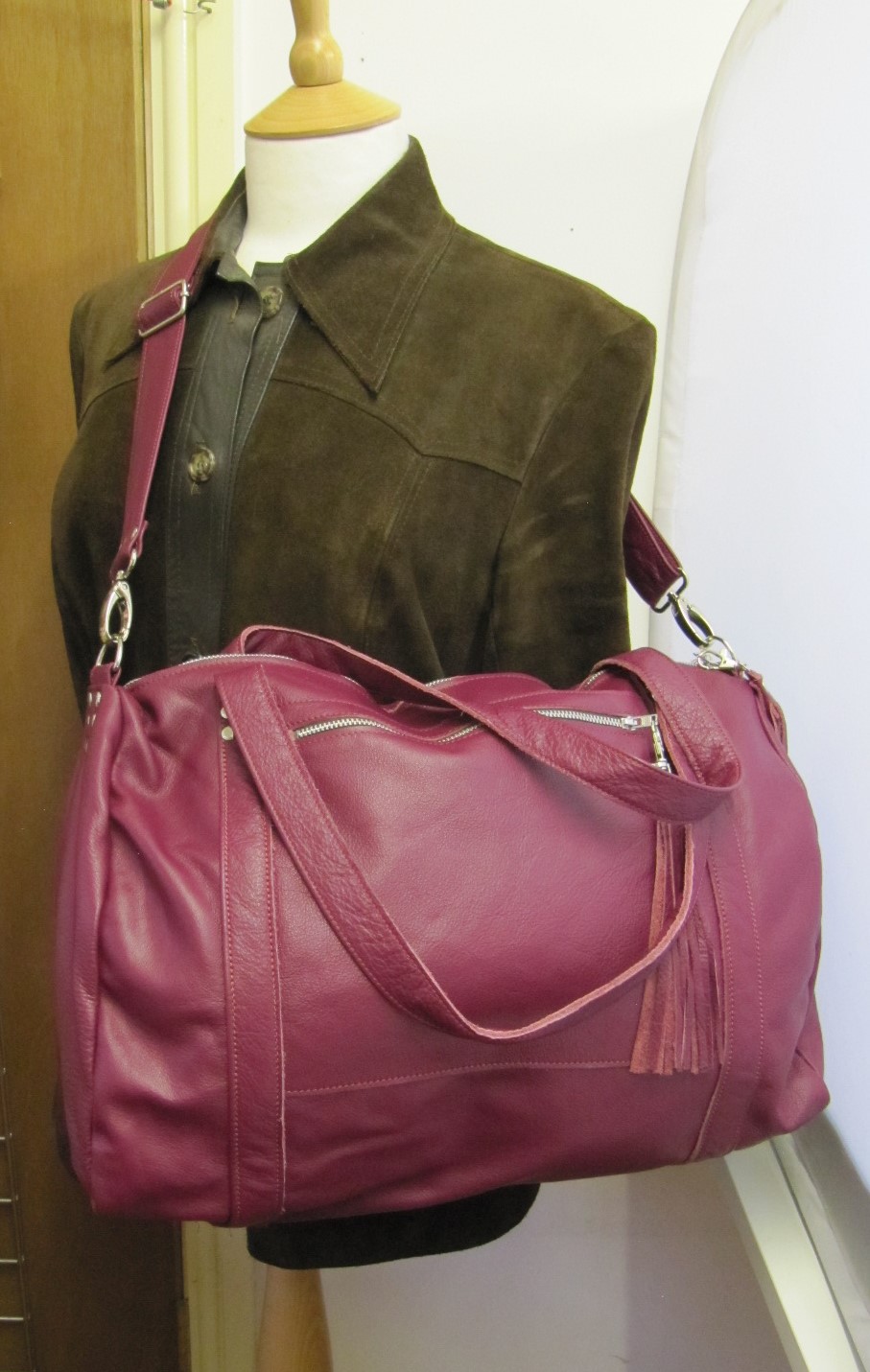 Overnight leather bag in Magenta