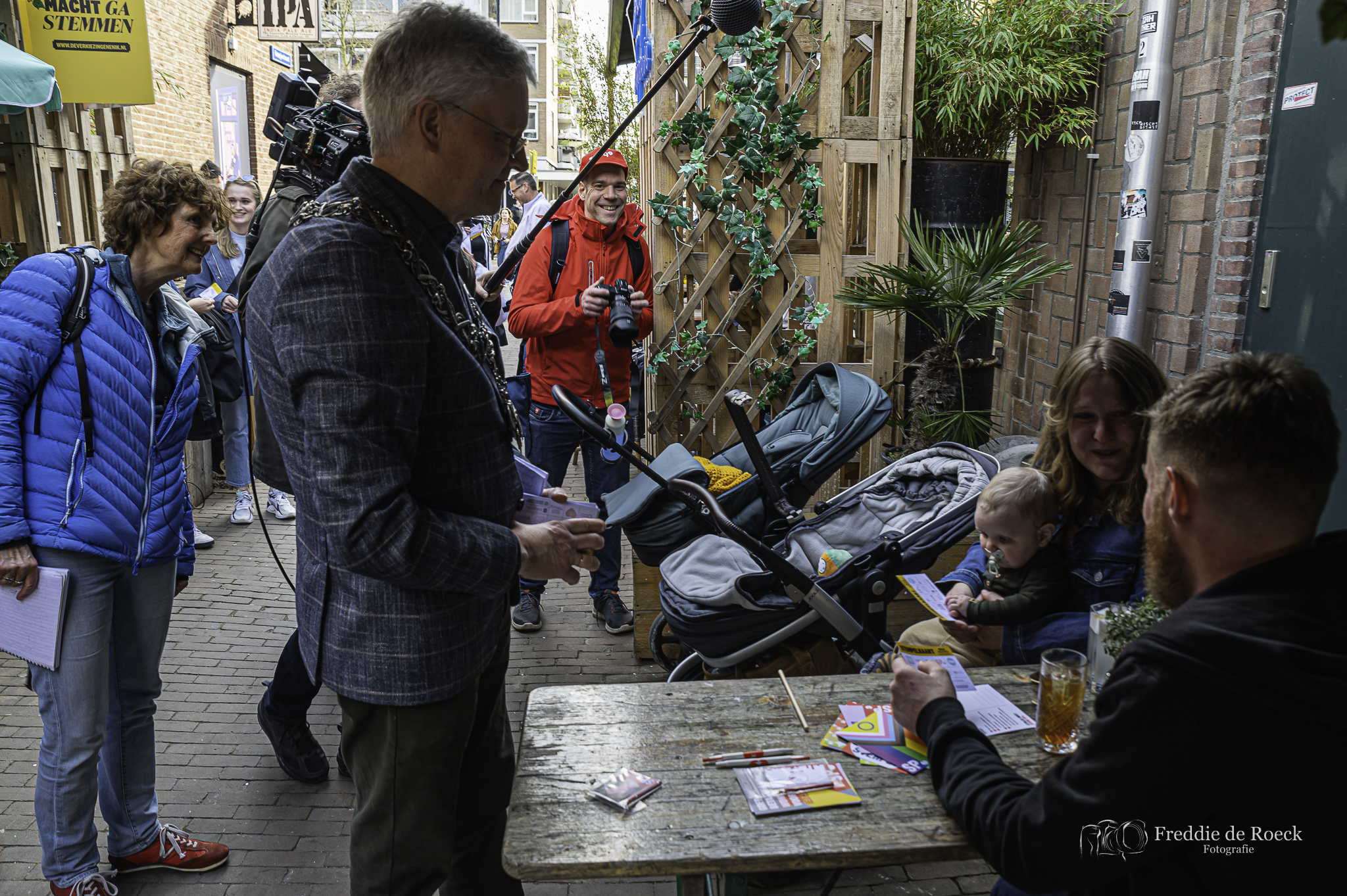 Foto's: Gemeenteraadsverkiezingen Pils & Politics in de Tilburgse binnenstad