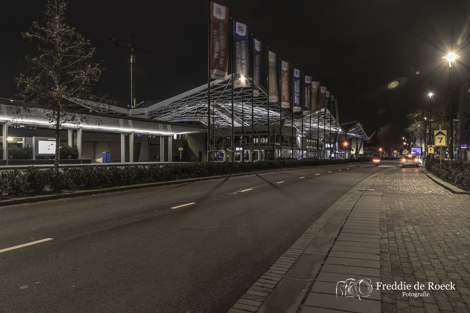 Avondklok: Tilburg in beeld geschoten heel stil en verlaten tijdens Lockdown