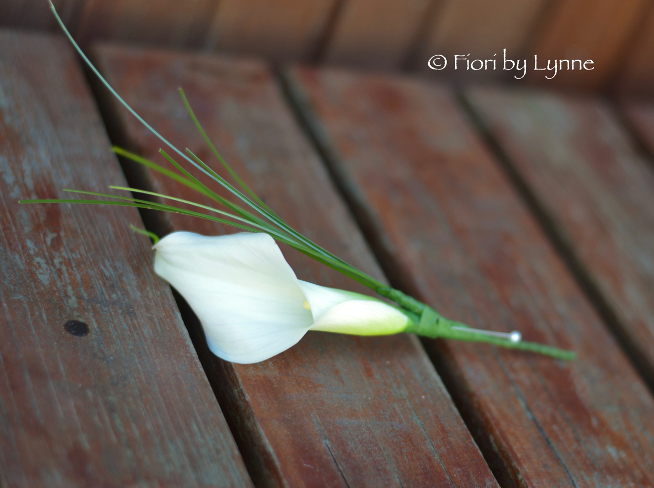 elegant-buttonhole-callalilygrass_1.jpg