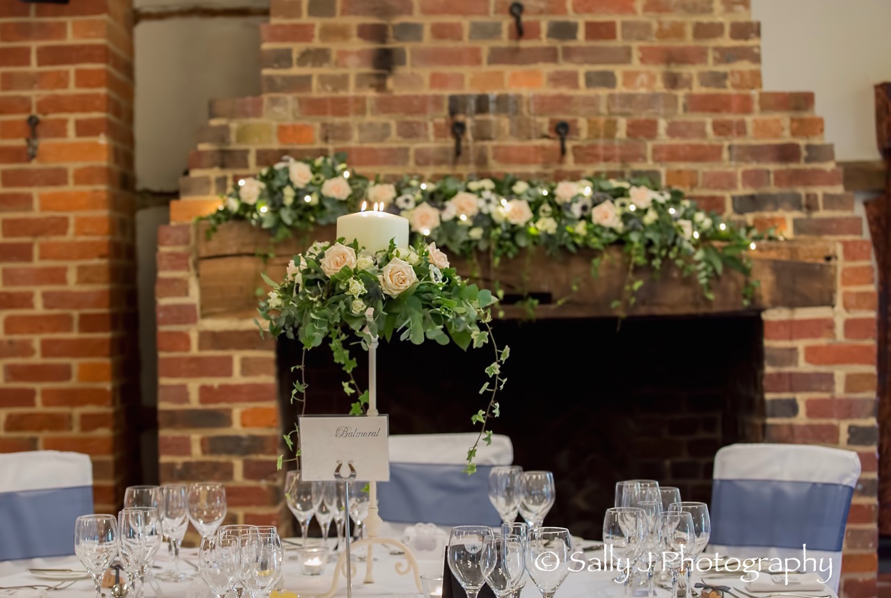 lainstonhousewedding-flowers-winter-candles-fairylights.jpg