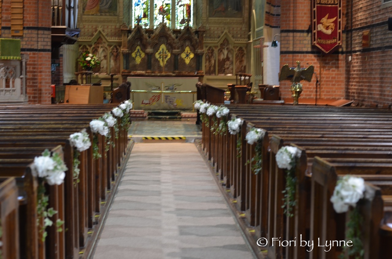 pew-flowers-stmarkspennington.jpg