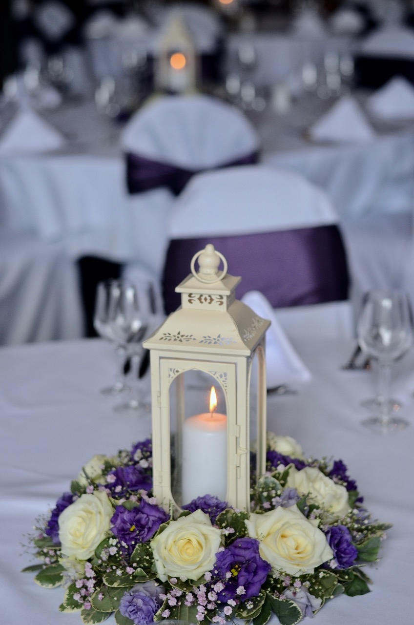 purple_white-centrepiece-with-lantern.jpg