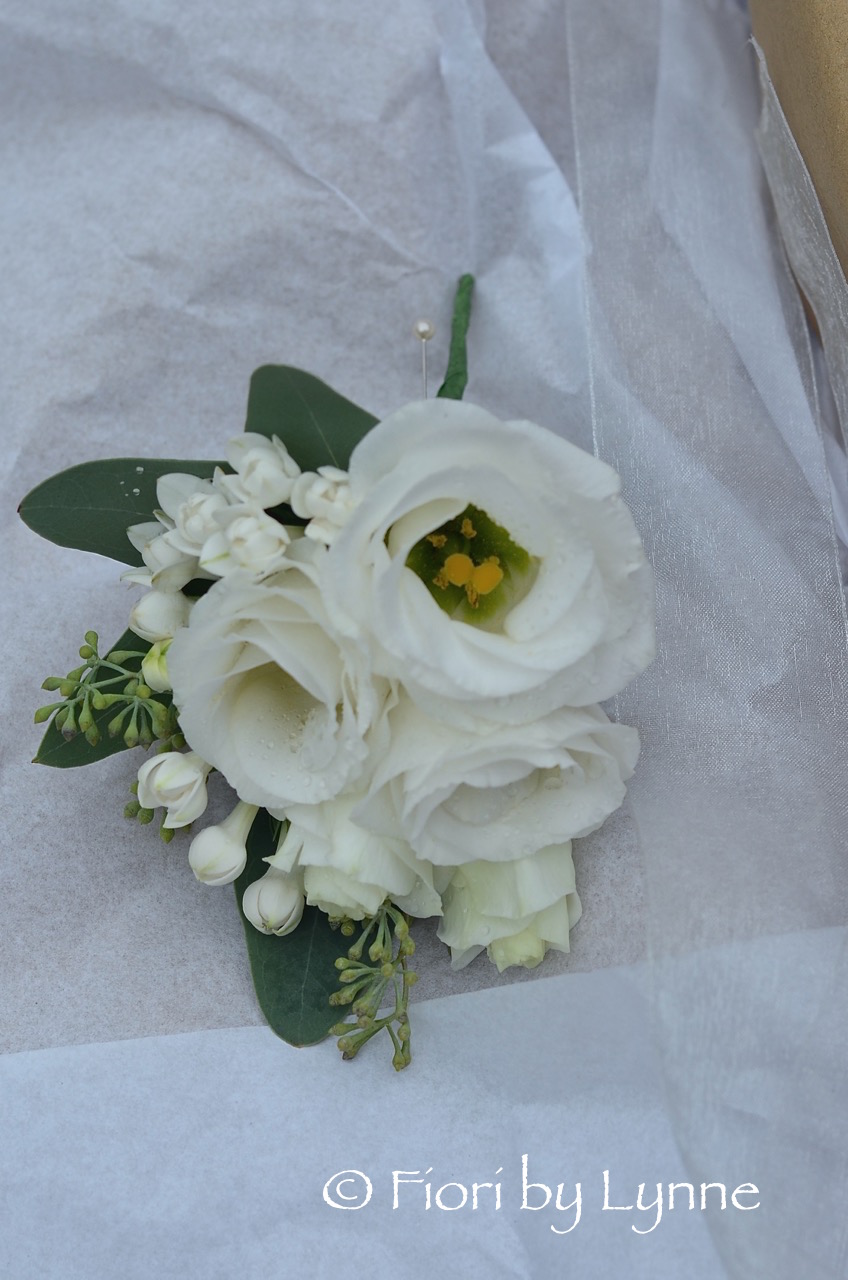 white-silver-corsage-lisianthusbouvardiaeucalyptus-berry.jpg