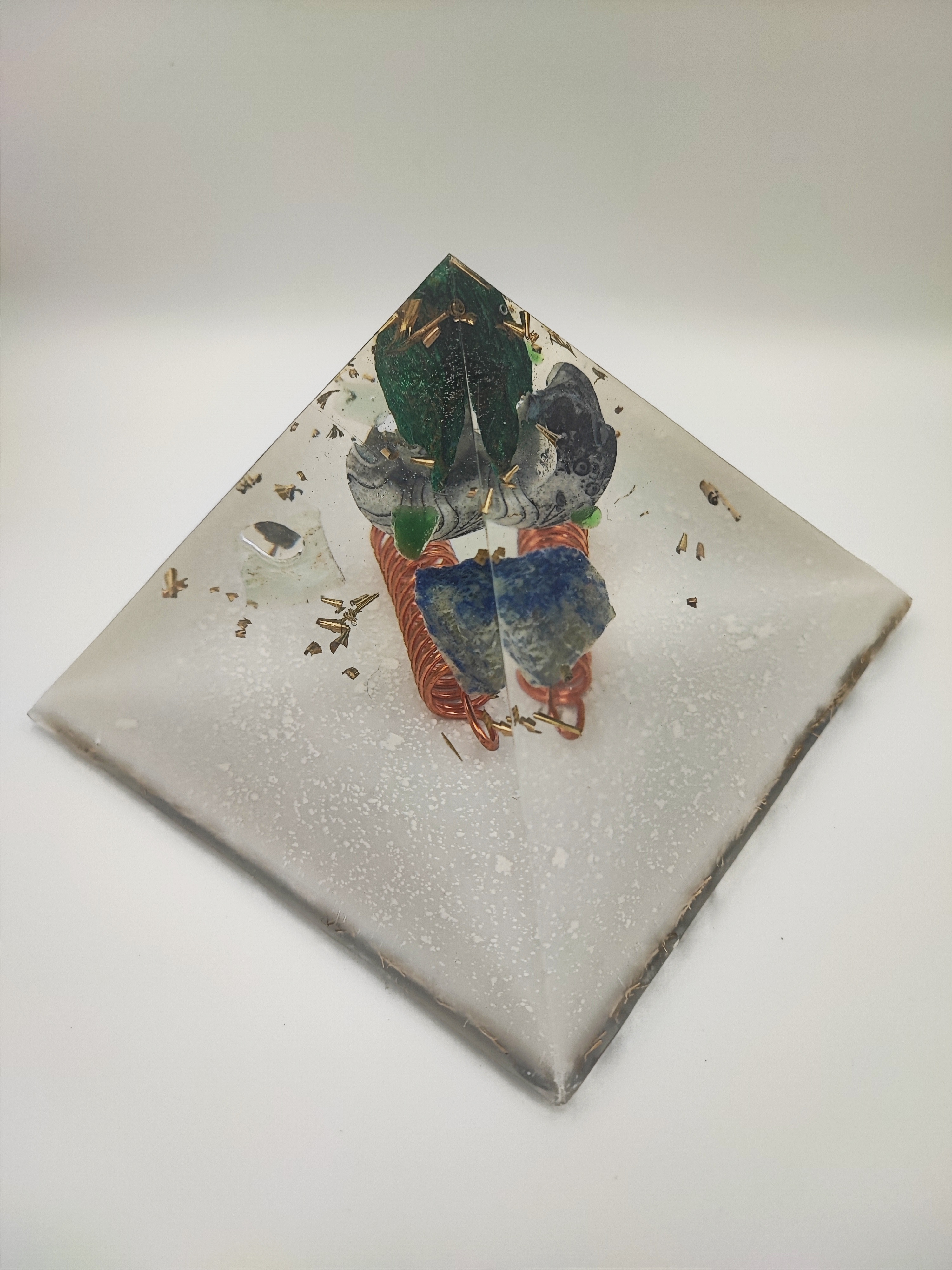 Piramide gevuld met Fuchsiet, Goniatiet, Sodaliet, Fluoriet, Pyriet en tensorring