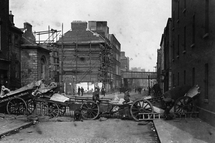 11-Unknown-Author-Oster-Aufstand-Dublin-Barrikade-1916-Photograph-Public-domainpng