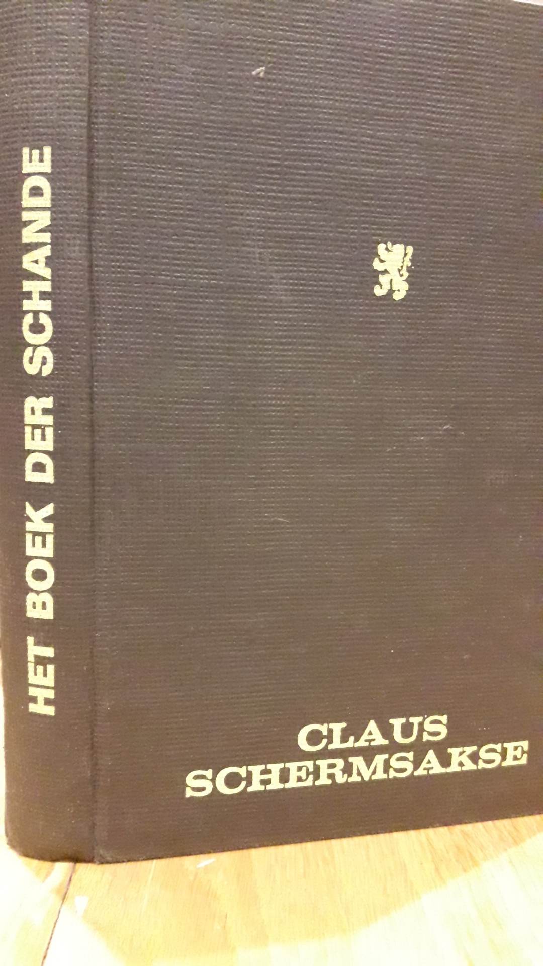 Het boek der schande door Claus Schermsakse , uitgave met harde kaft. / 190 blz