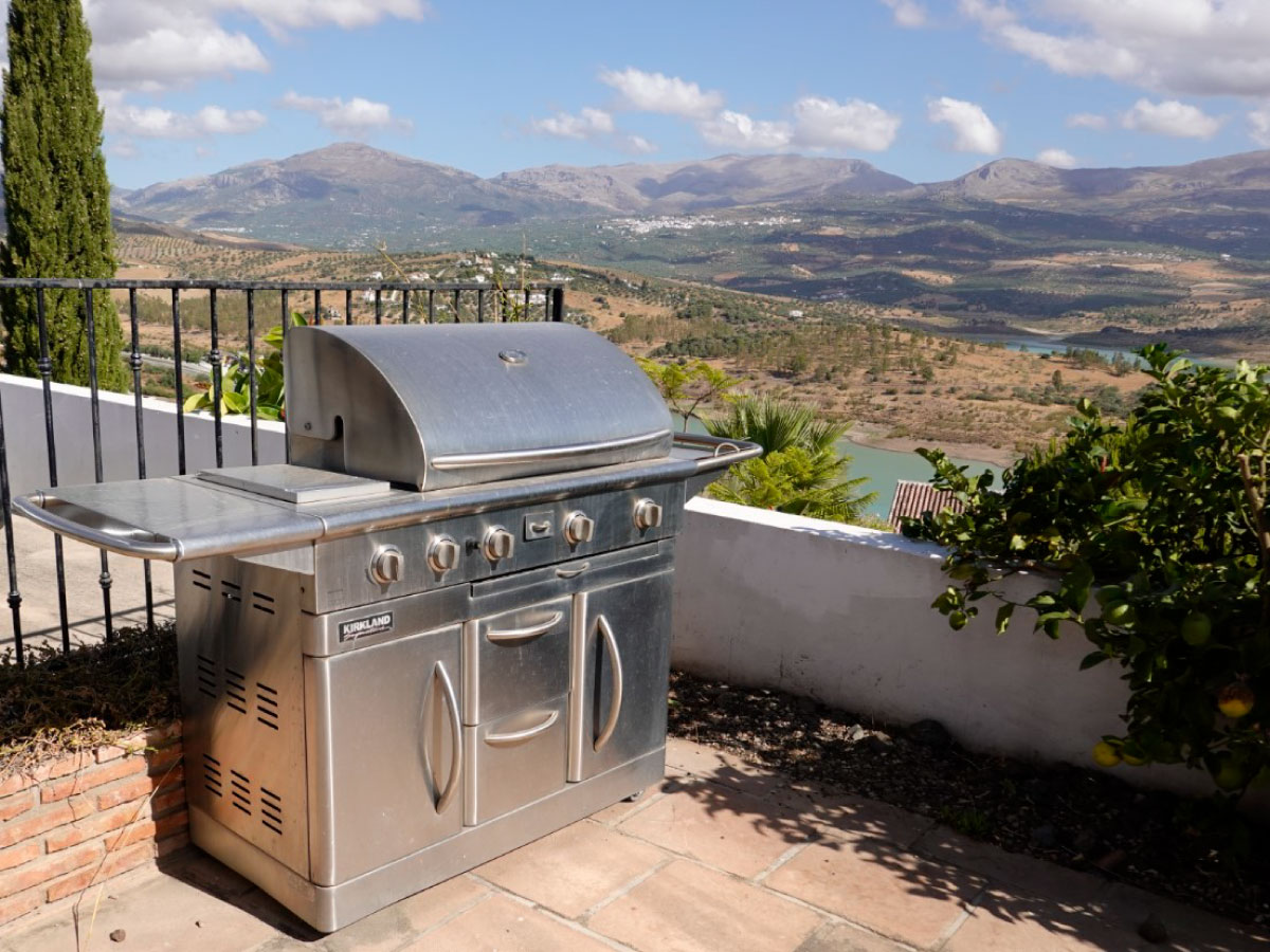 BBQ en la terraza de Casa VIV Andalucía con la hermosa vista del Lago Viñuela y La Maroma