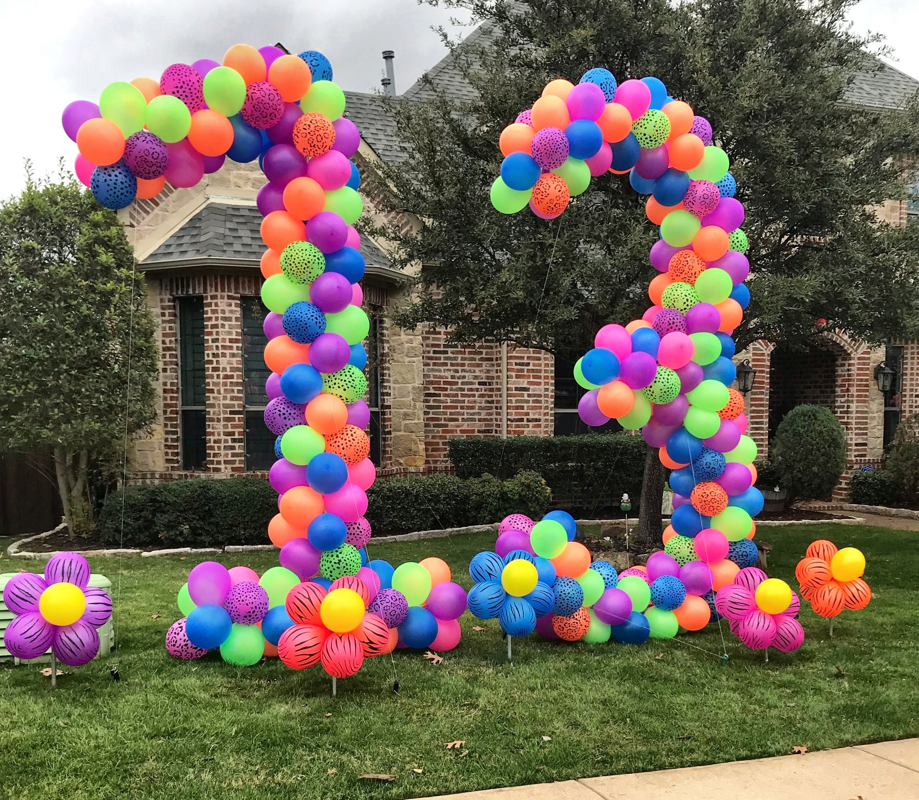 birthday-yard-balloons-celebrate-it-balloons