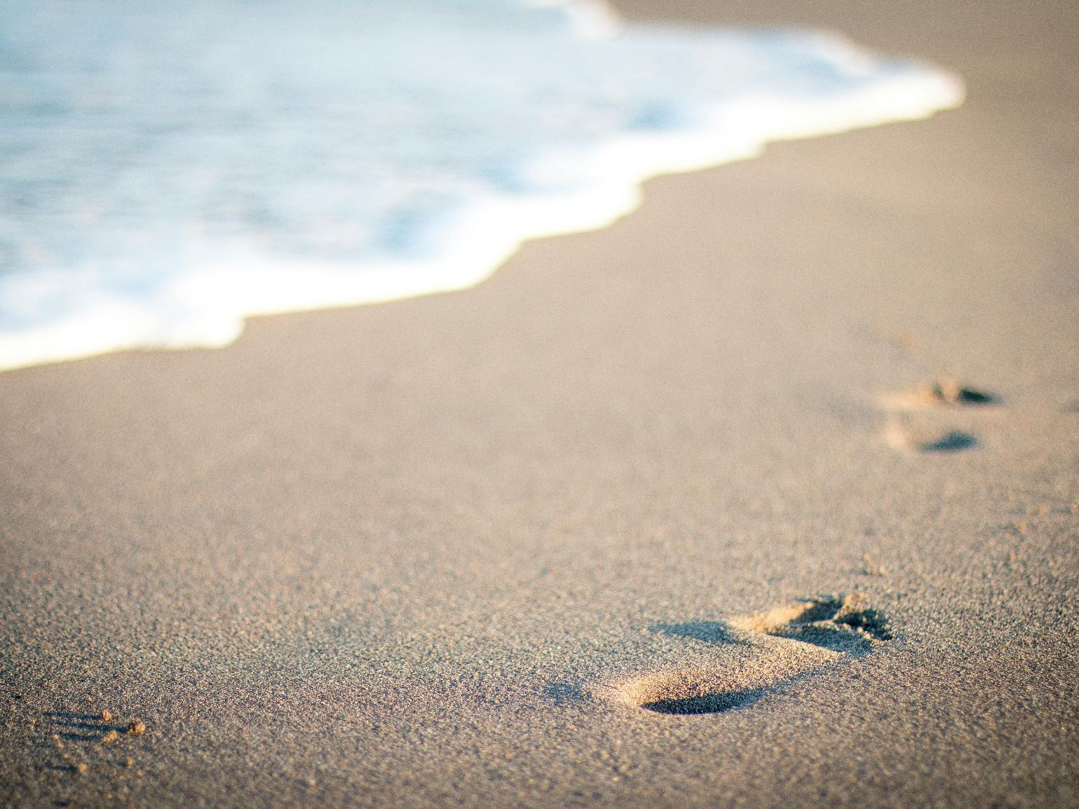 Fussspuren im Sand am Meer