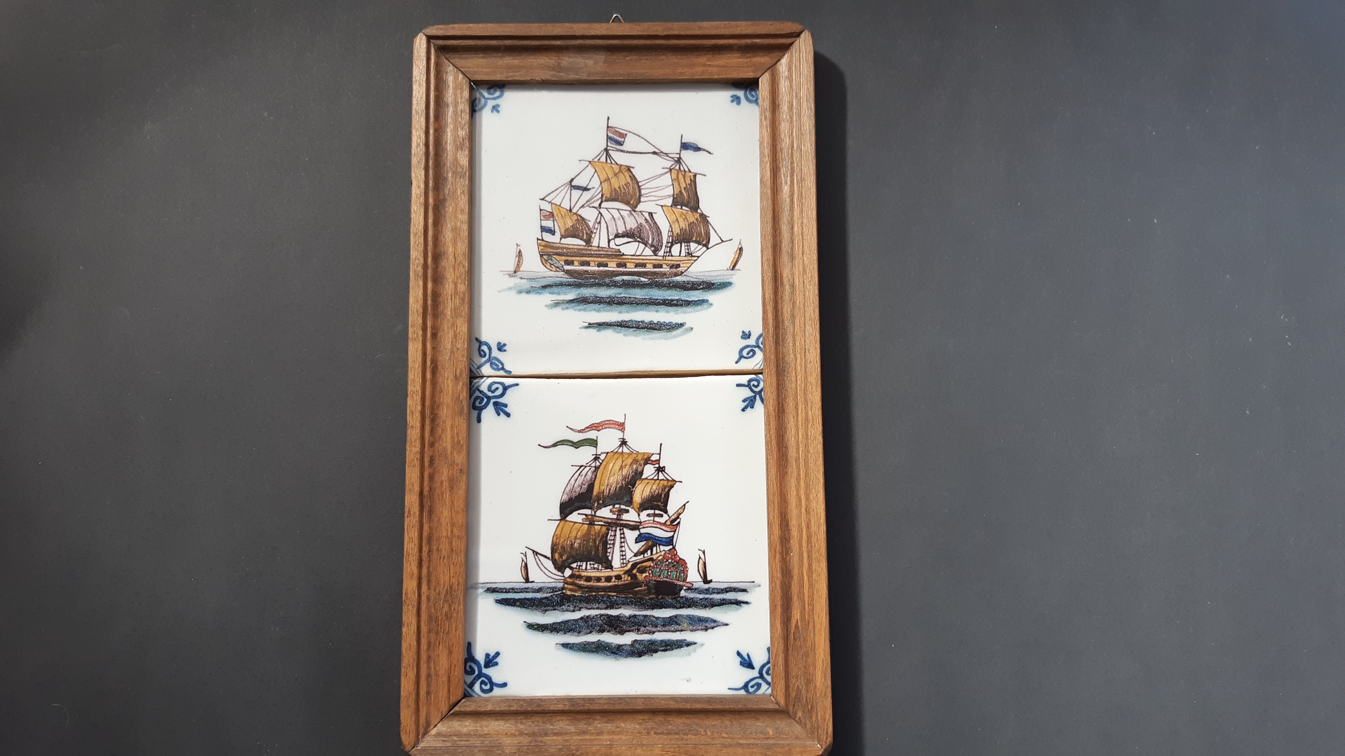 twee tegels aardewerk in houten lijst Delft Holland Handwerk