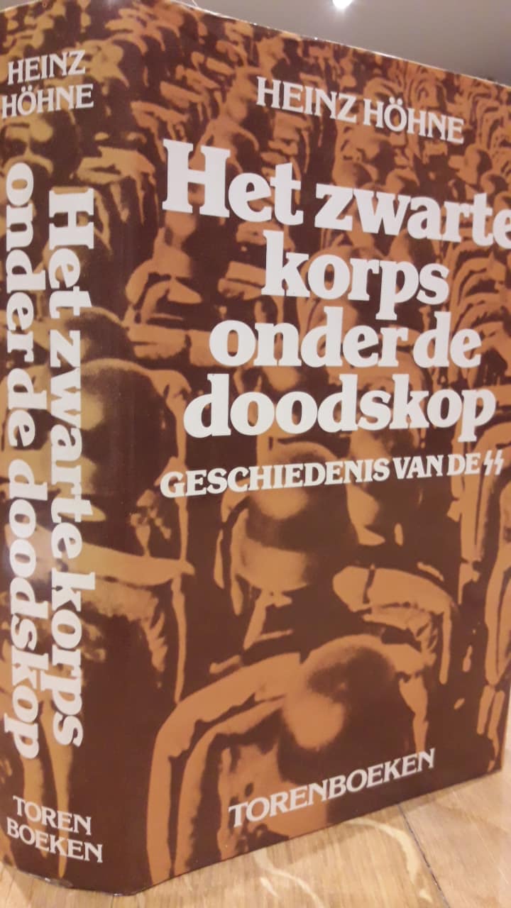 Het zwarte korps onder de Doodskop - De Geschiedenis van de SS / 1983 - 495 blz