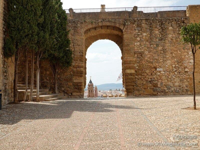 Arco de los Gigantes: Een Tijdloos Symbool van Tardo-Renaissance Architectuur
