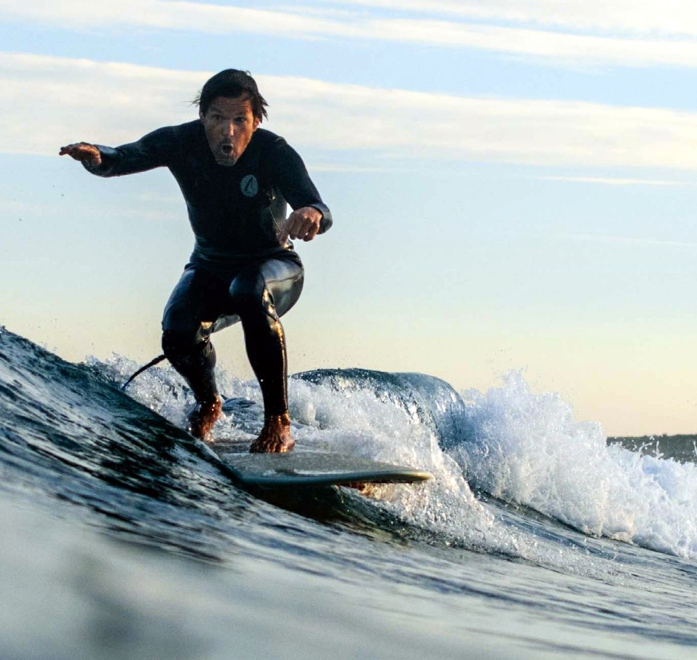 Roger Meier auf dem Surfboard am Wellenreiten