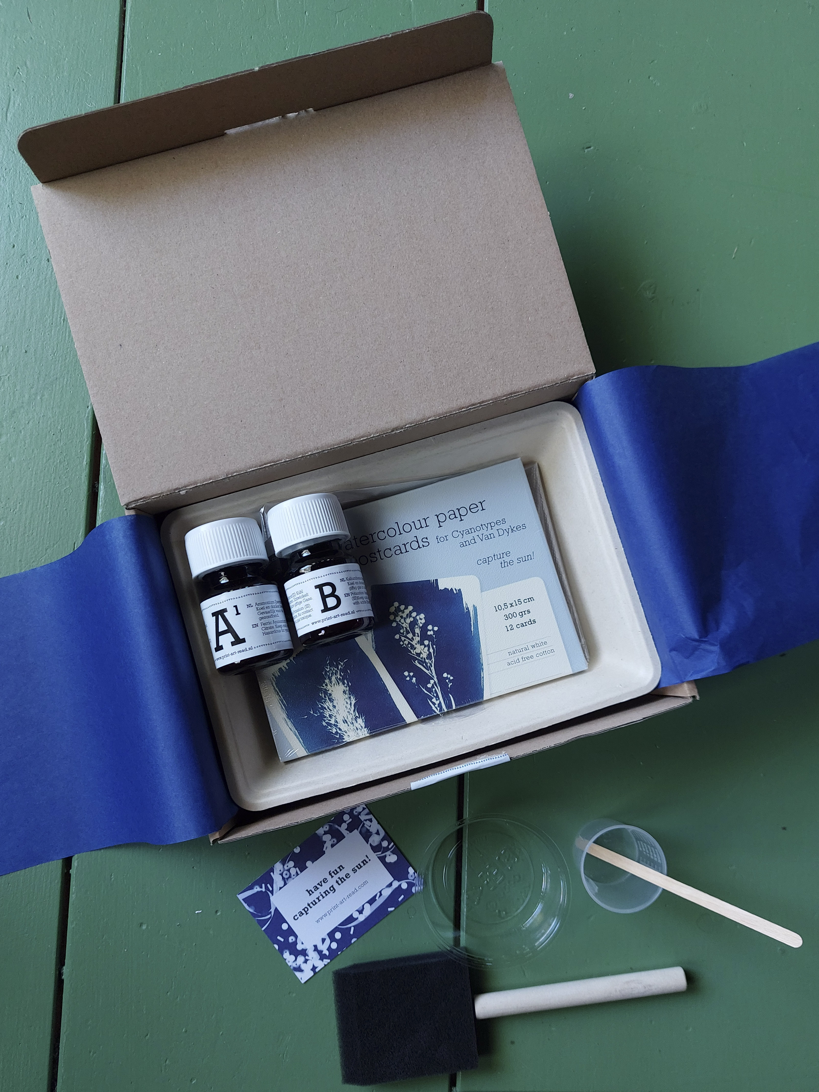 Make your own cyanotype: Postcard kit small