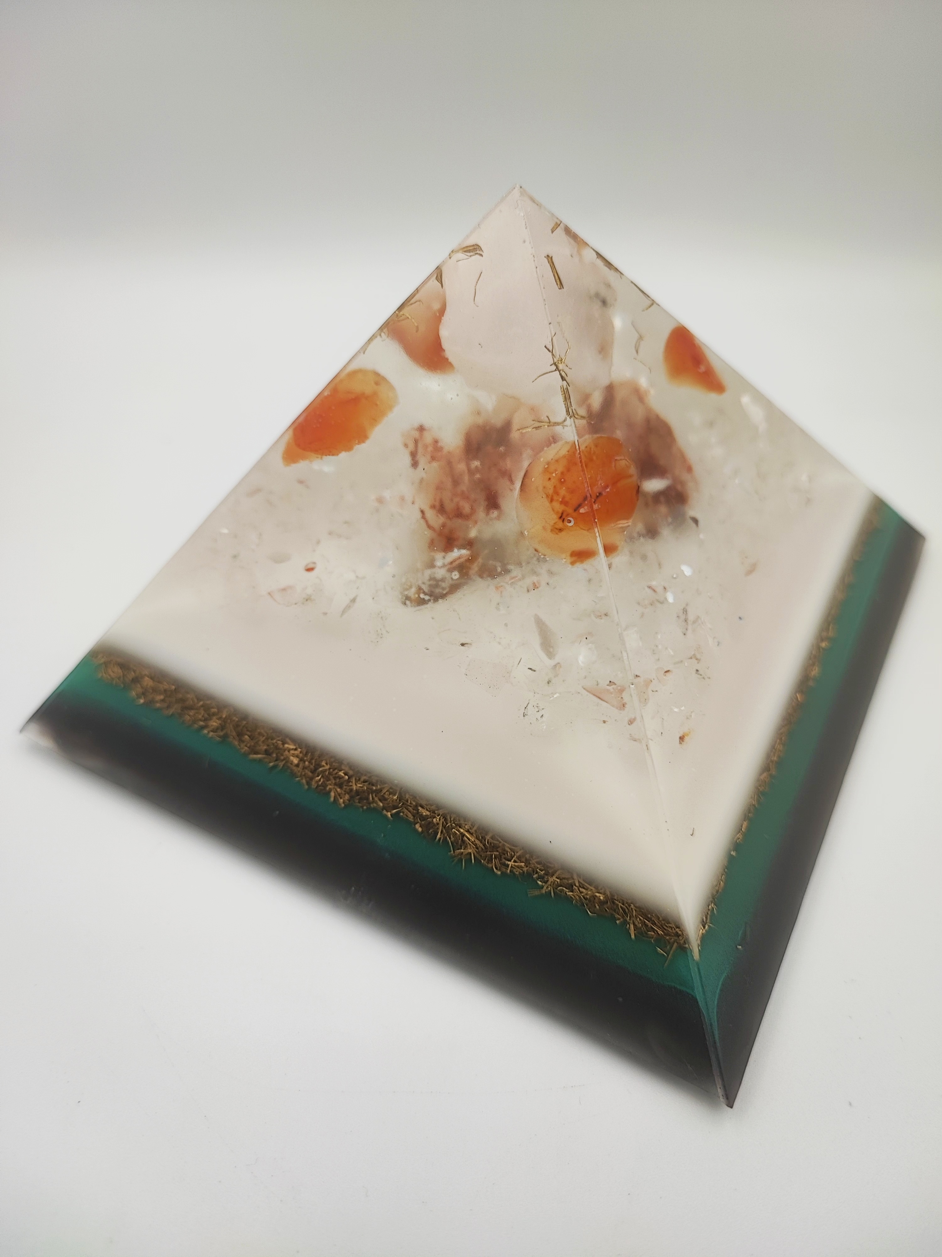 Piramide gevuld met Mangano calciet, carneool, Himalaya kwarts en meer