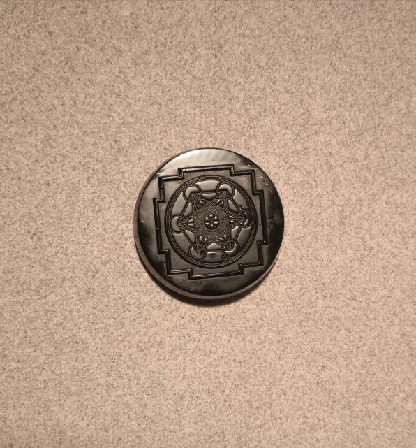 Orgonschijf, met Merkabah symbool, diameter 4,5 cm met Tensor ring, Shungit en Bètakwarts