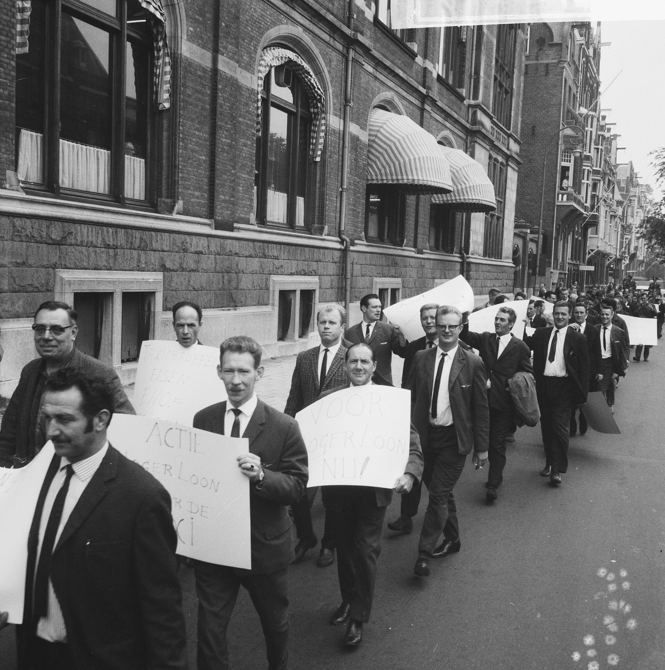 200 Taxichauffeurs staken 17 september 1965jpg