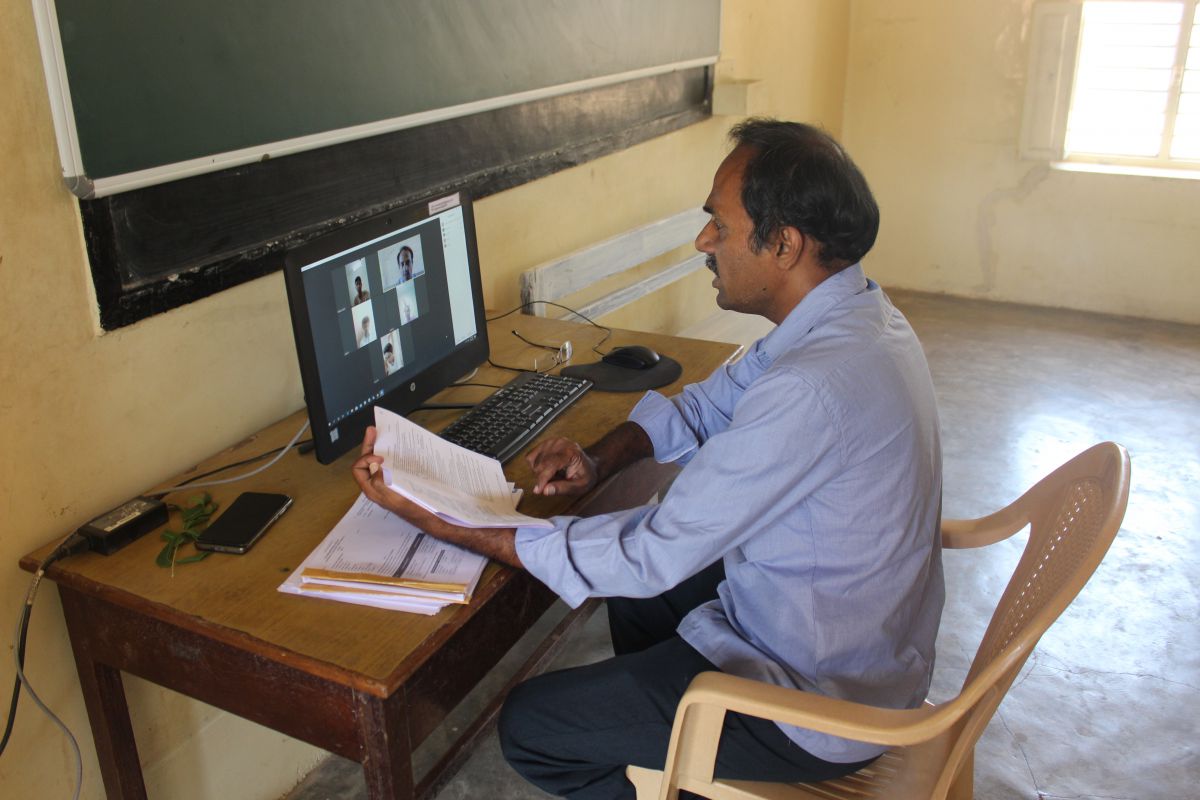 Ein Lehrer unserer Schule während dem Online-Unterricht