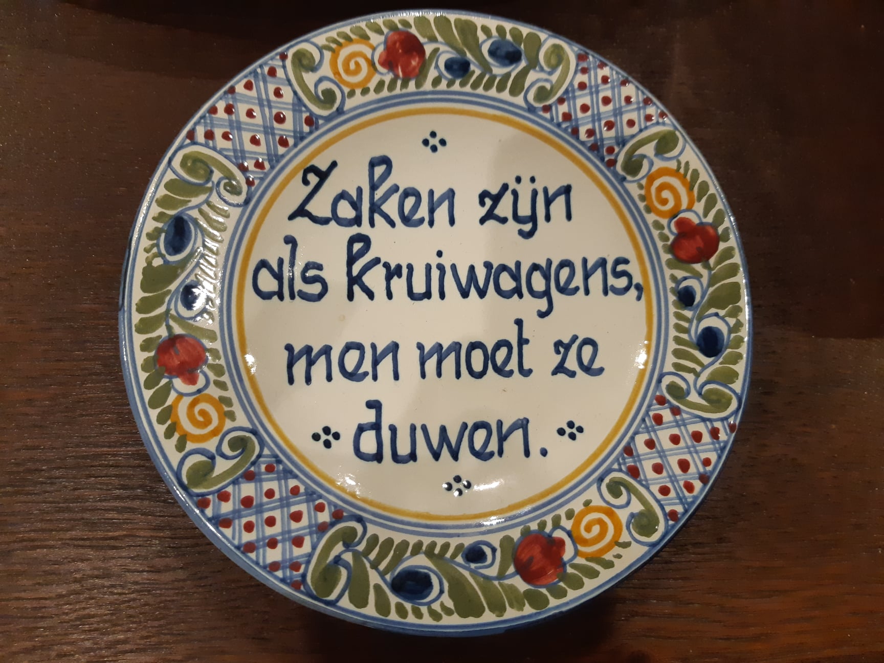 Workumer aardewerken wandbord met Nederlandse spreuk