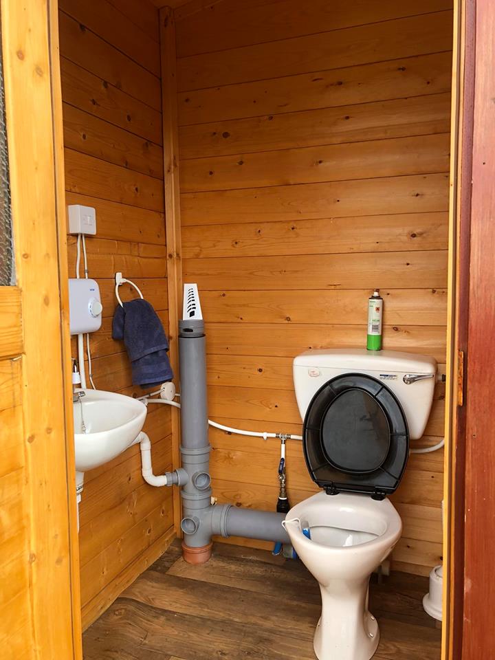 The toilet and wash-hand basin in the glamping sheds with water heater