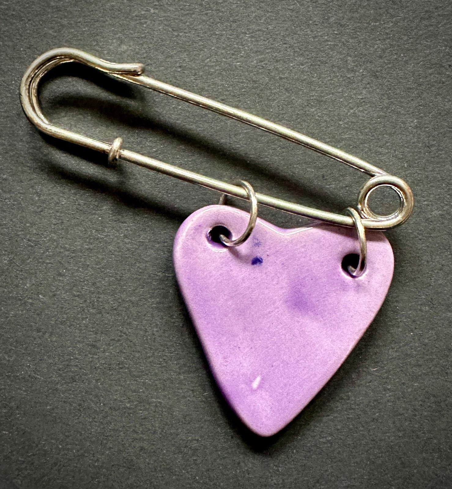 Herz-Anstecknadel violett