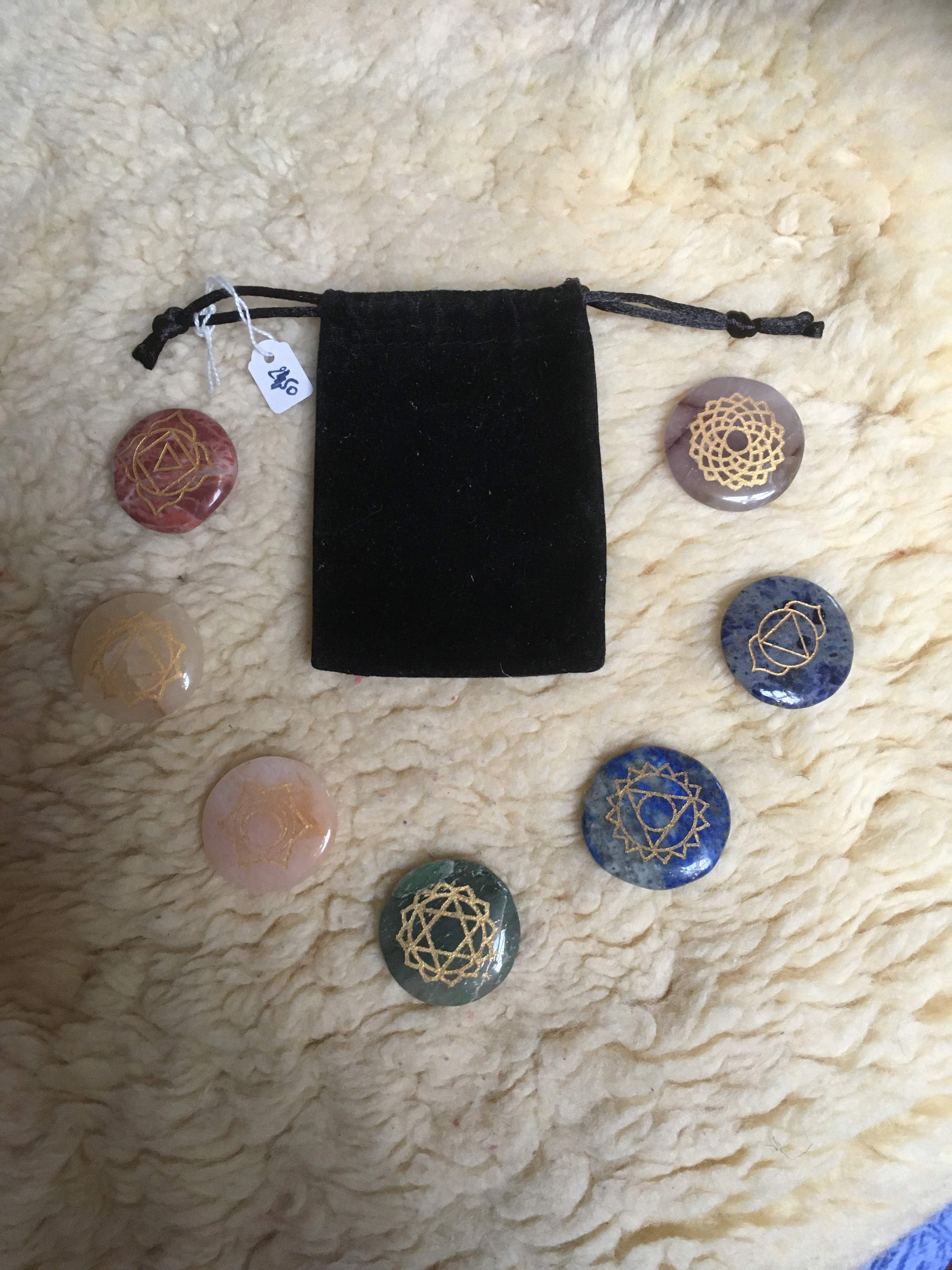 ronde edelstenen met de chakra symbolen