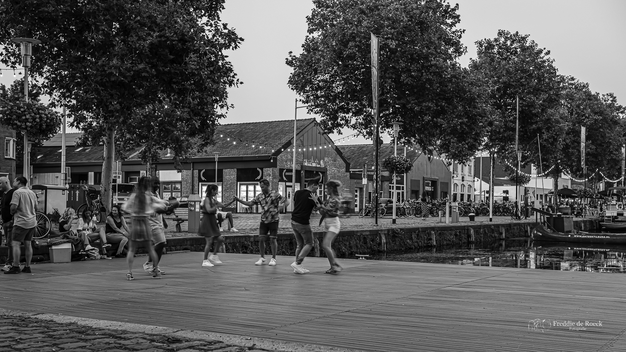 Zomerbeeld: Salsa Dansen aan de Piushaven Boulevard