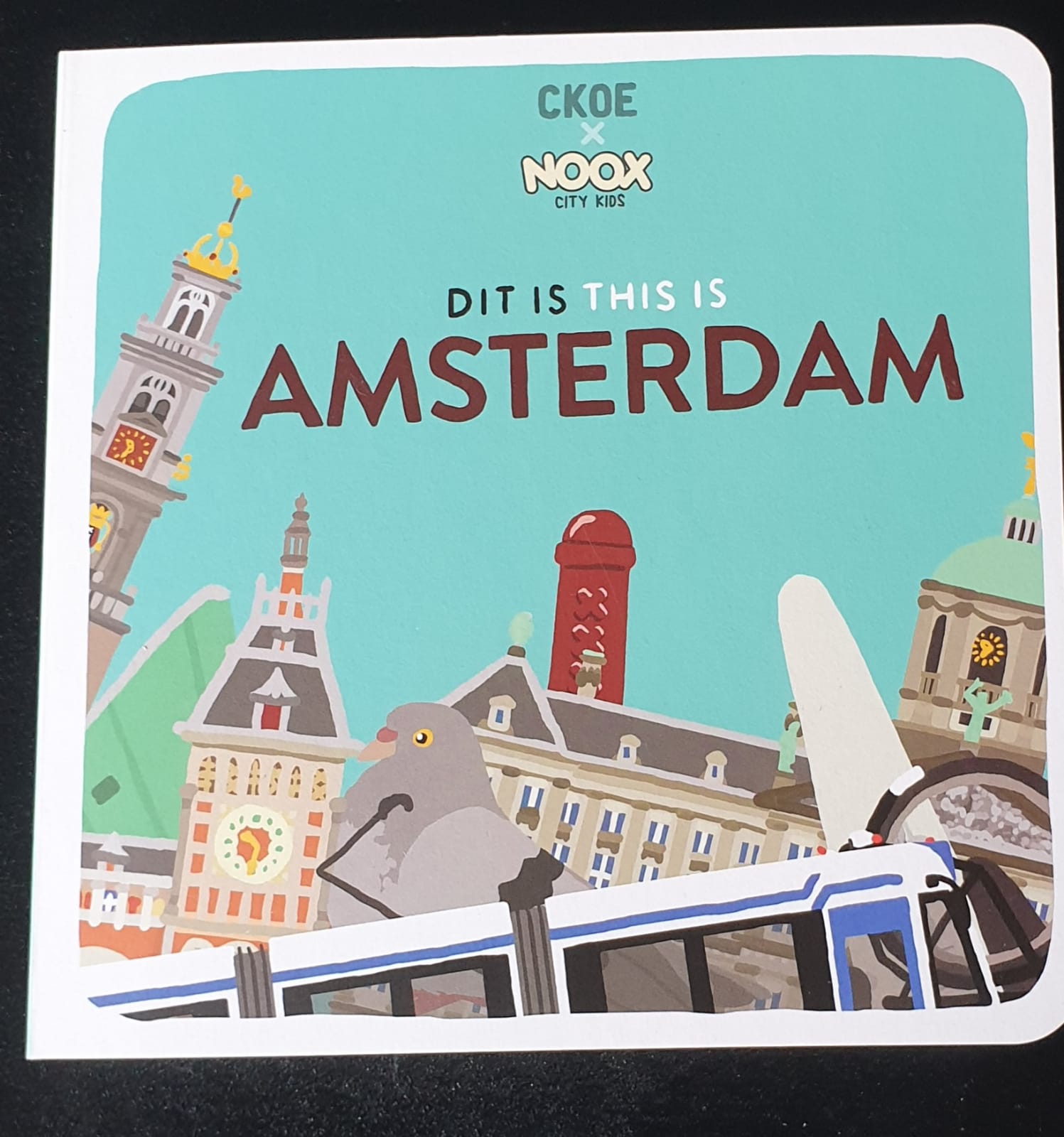 Een vrolijk, kleurrijk, kartonnen boekje voor de jongste Amsterdammertjes