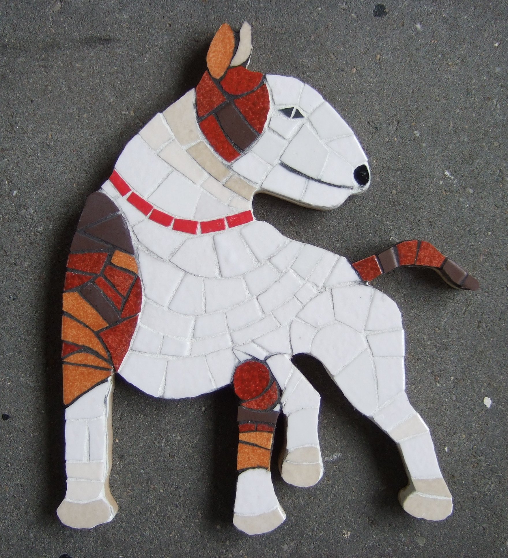 In de workshop dierenmozaiek maak je een mozaiek van je eigen huisdier.