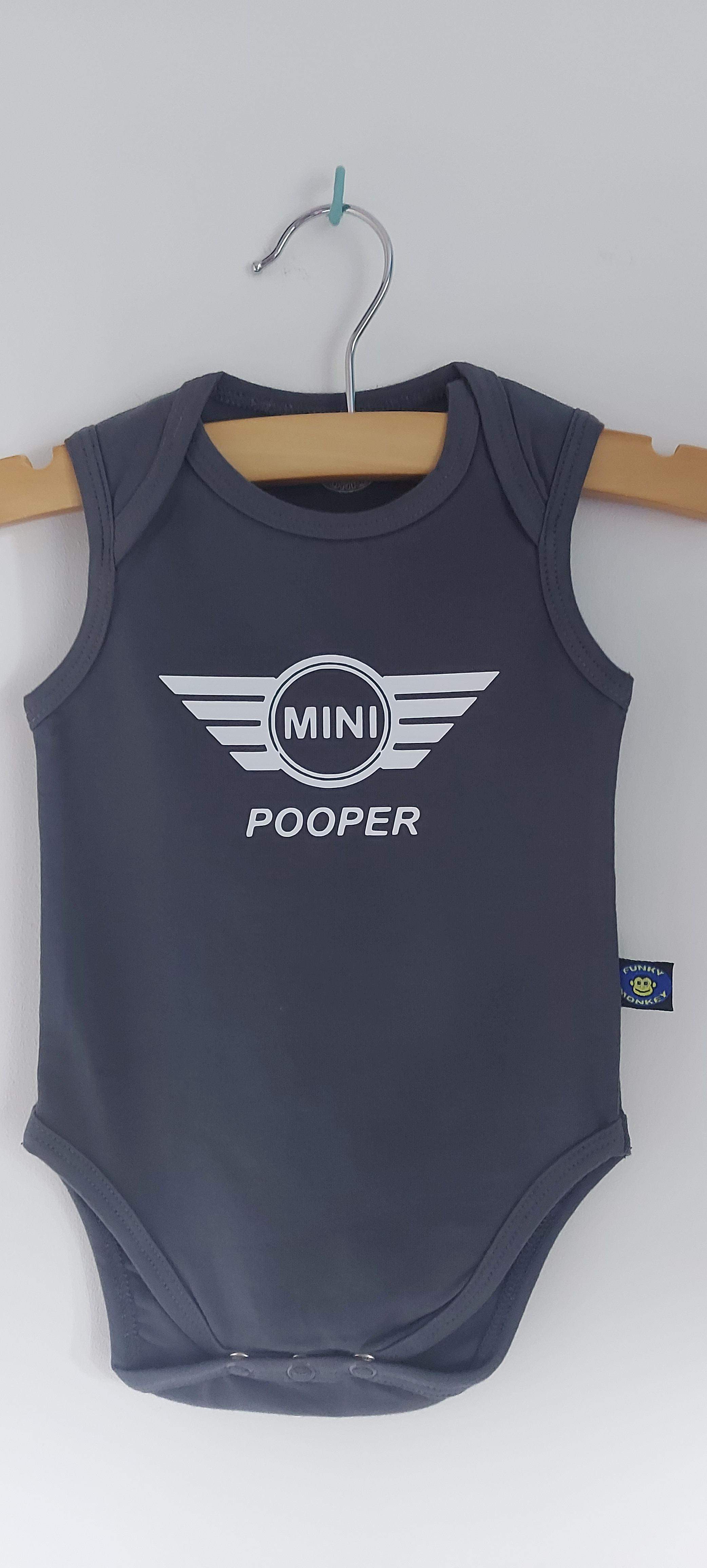 Romper "Mini Pooper" grijs. Maat 56/62.