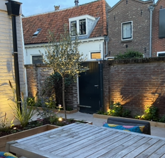 De beplanitng verzacht het beeld van deze strakke tuin