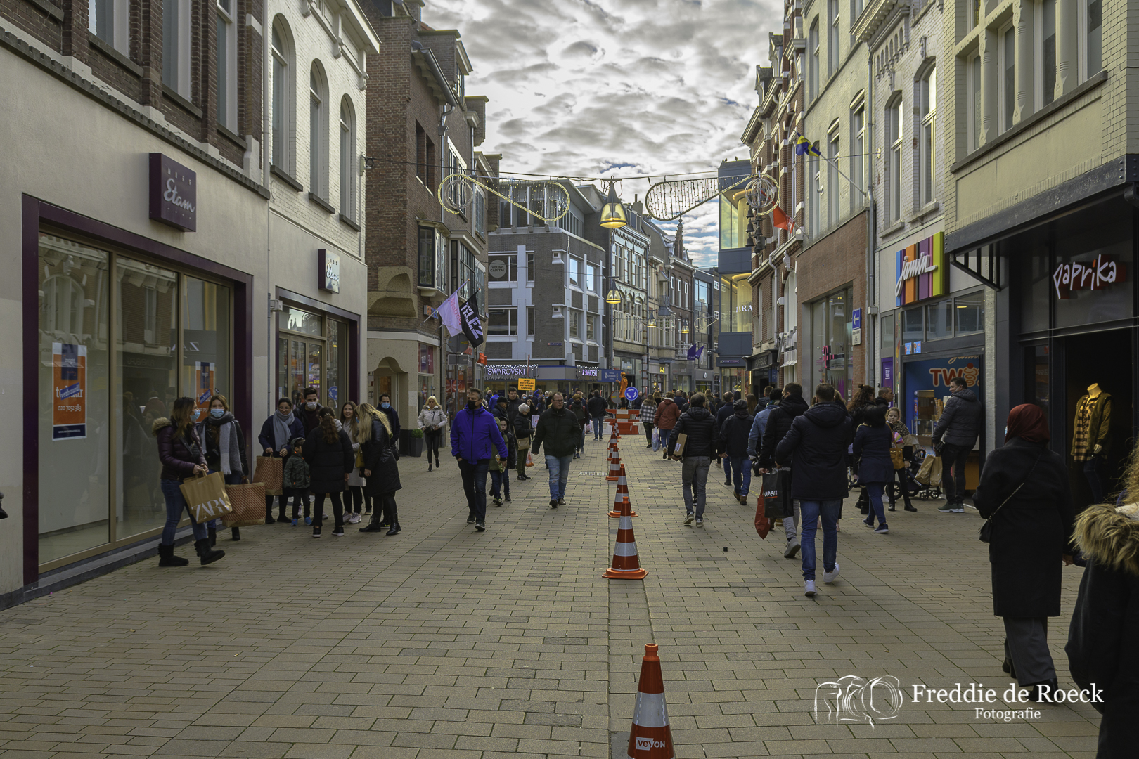  Topdrukte in Heuvelstraat _ 28 nov 2020 _ Foto_ Freddie de Roeck -  4_JPG