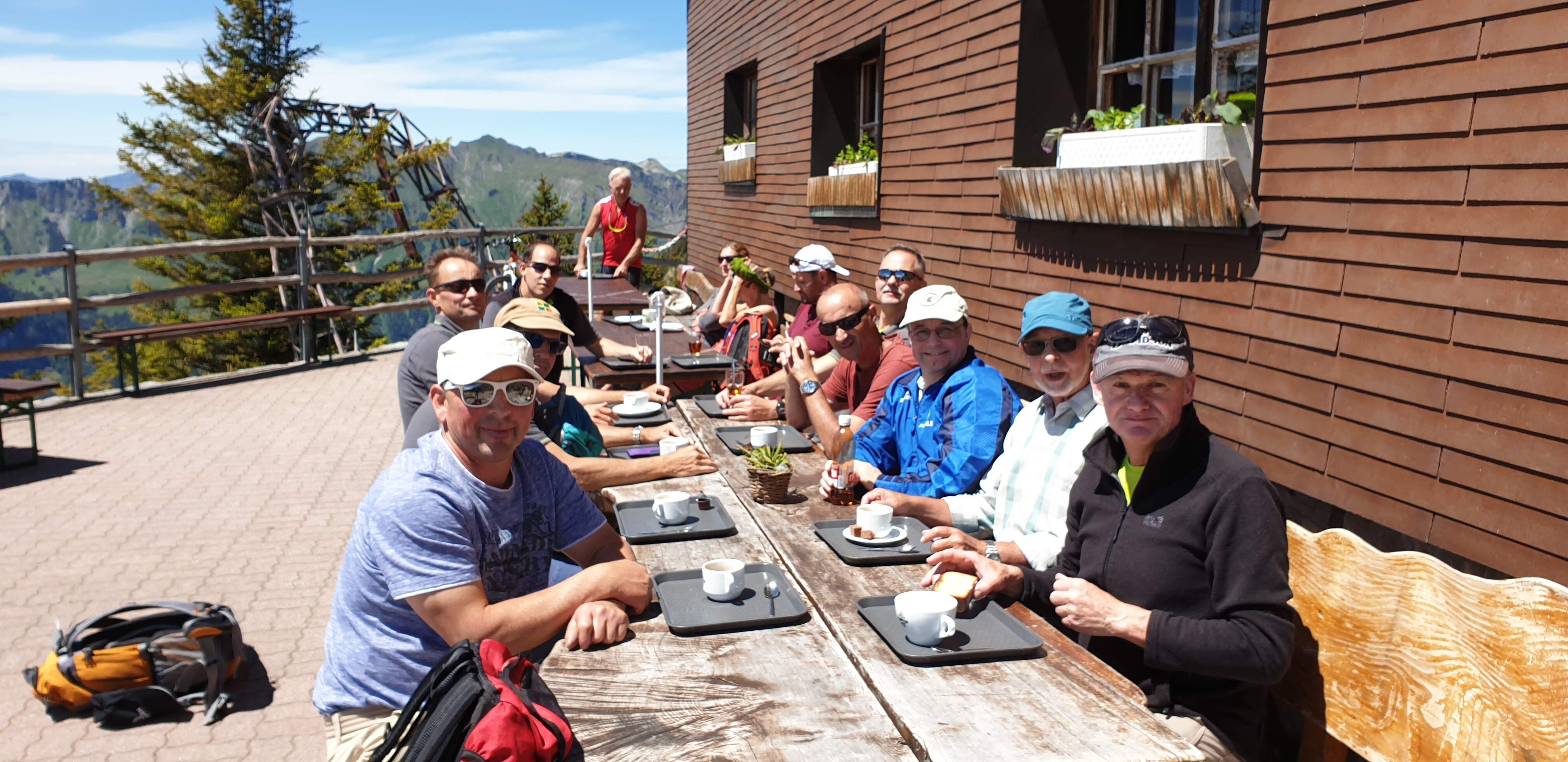 Kaffeerhalt bei der Brunnihütte SAC