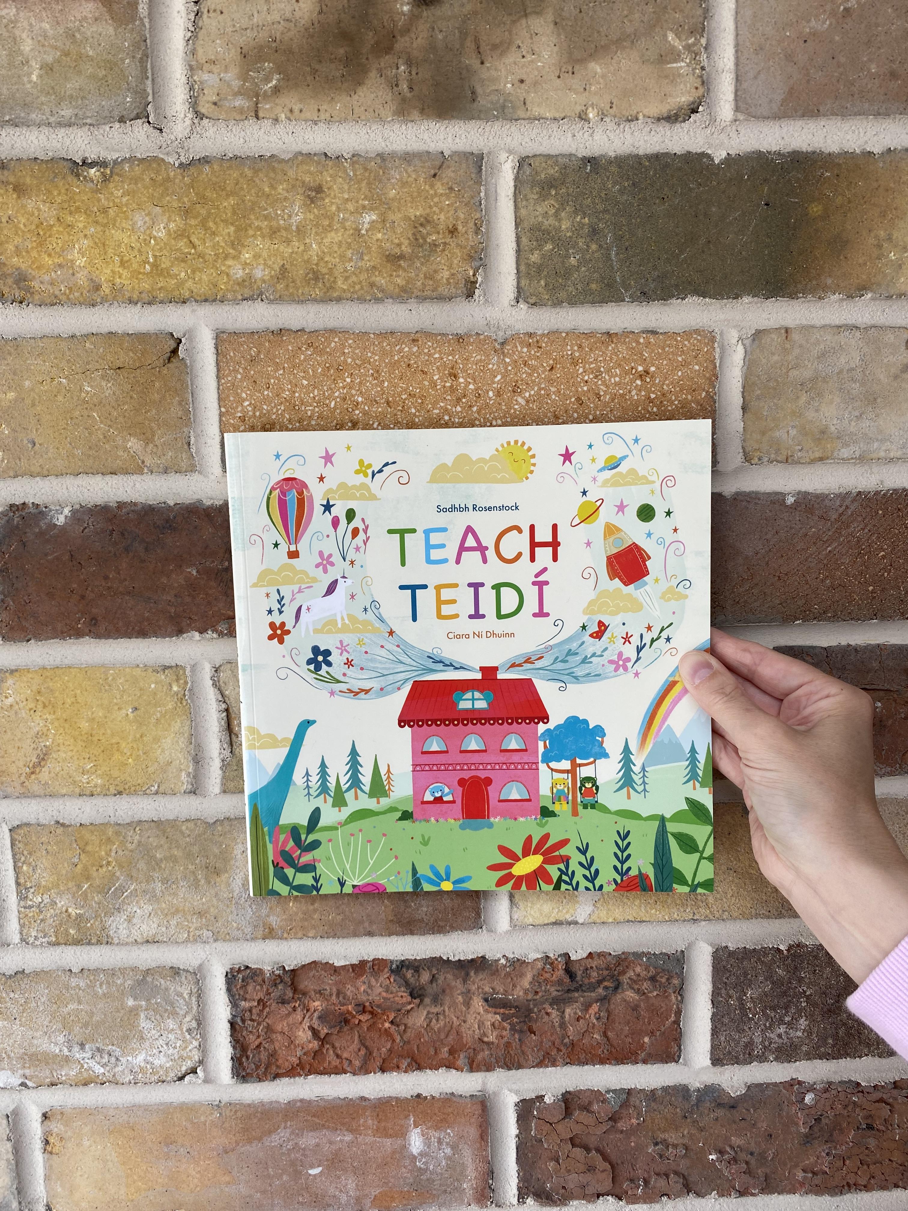 Teach Teidí leabhar/book