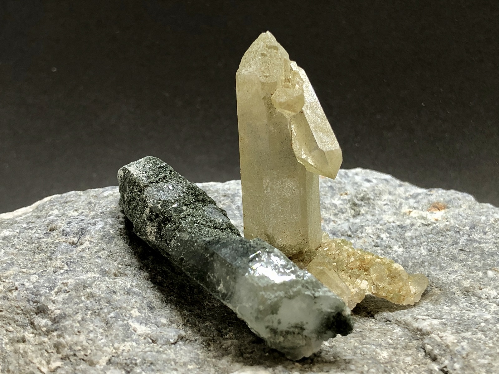Limonit und Chlorit (Wassersteine) mit Samtbeutel - Expl. Li24