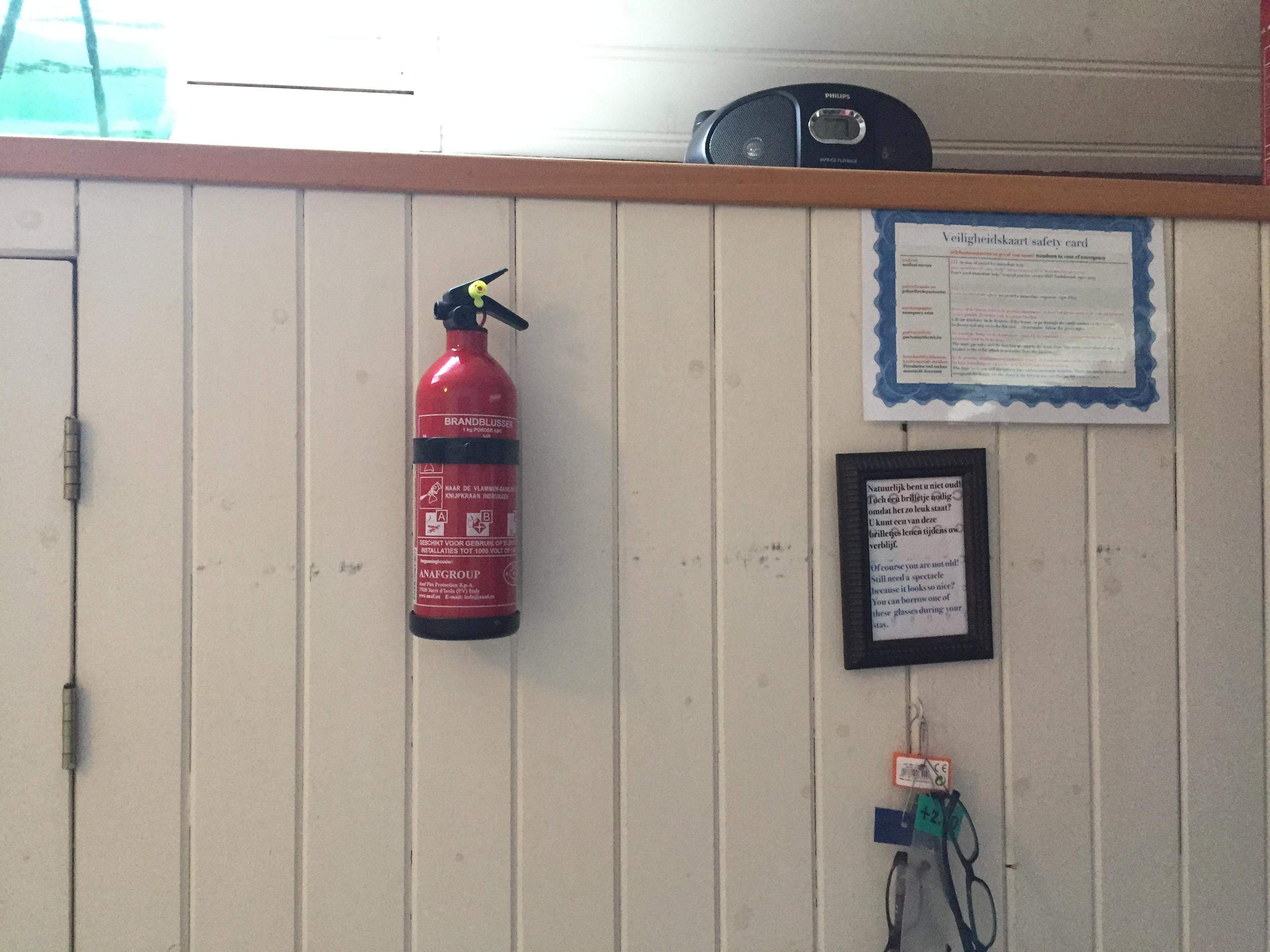 brandblusser en veiligheidskaart/ fire extinguisher and safety card