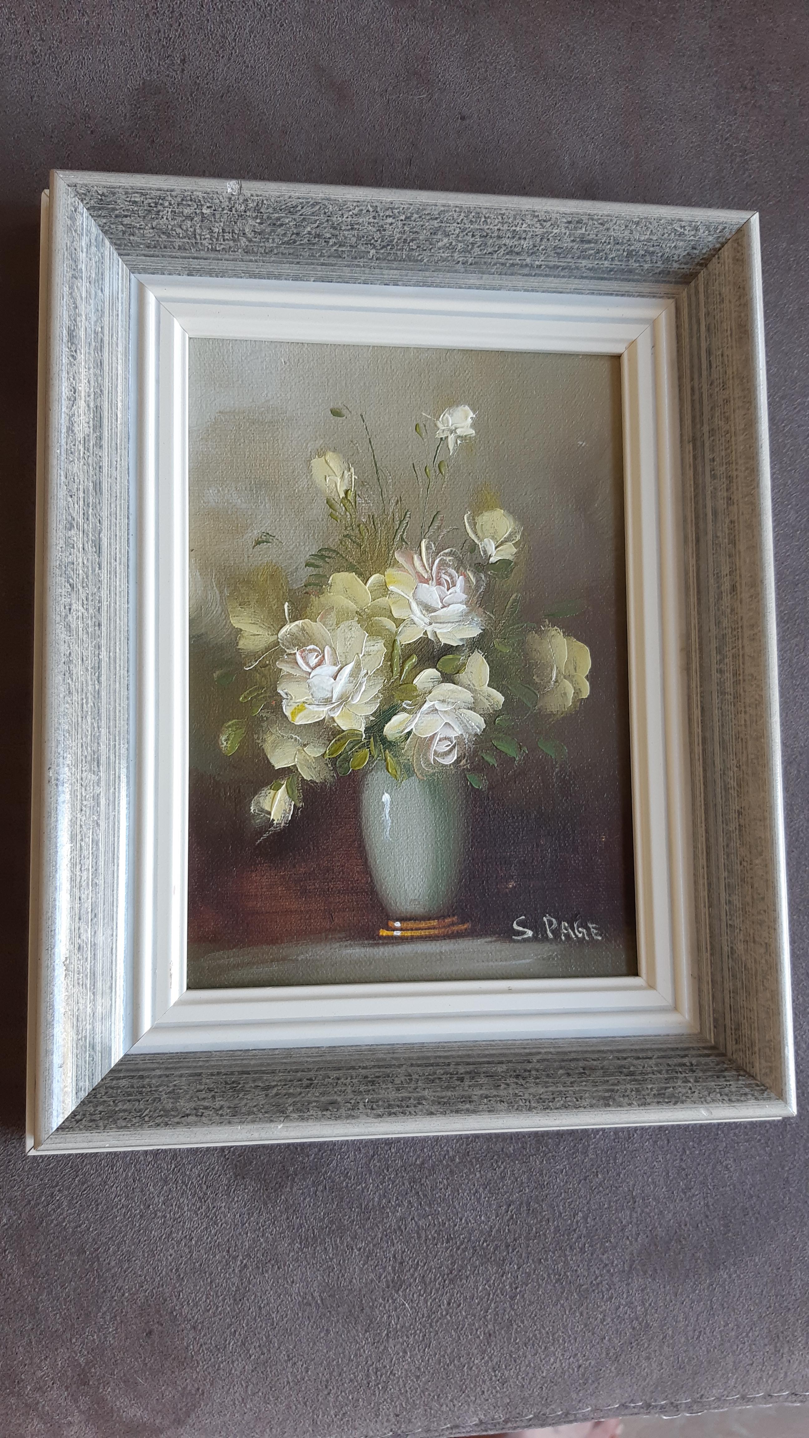schilderij klein stilleven, vaas met witte rozen, in een passende lijst