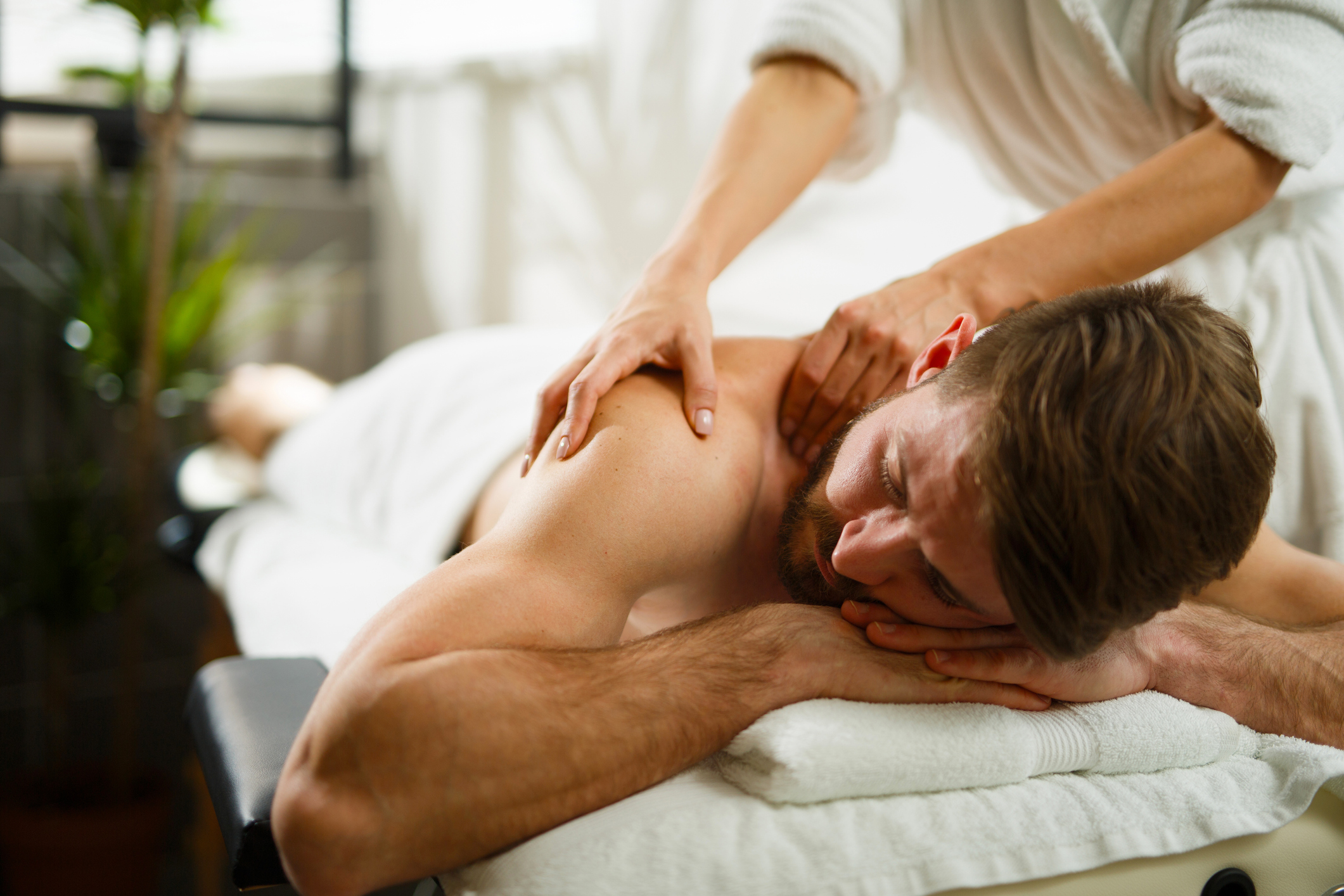 man-met-rug-massage-in-de-spa-van-gezondheidjpg
