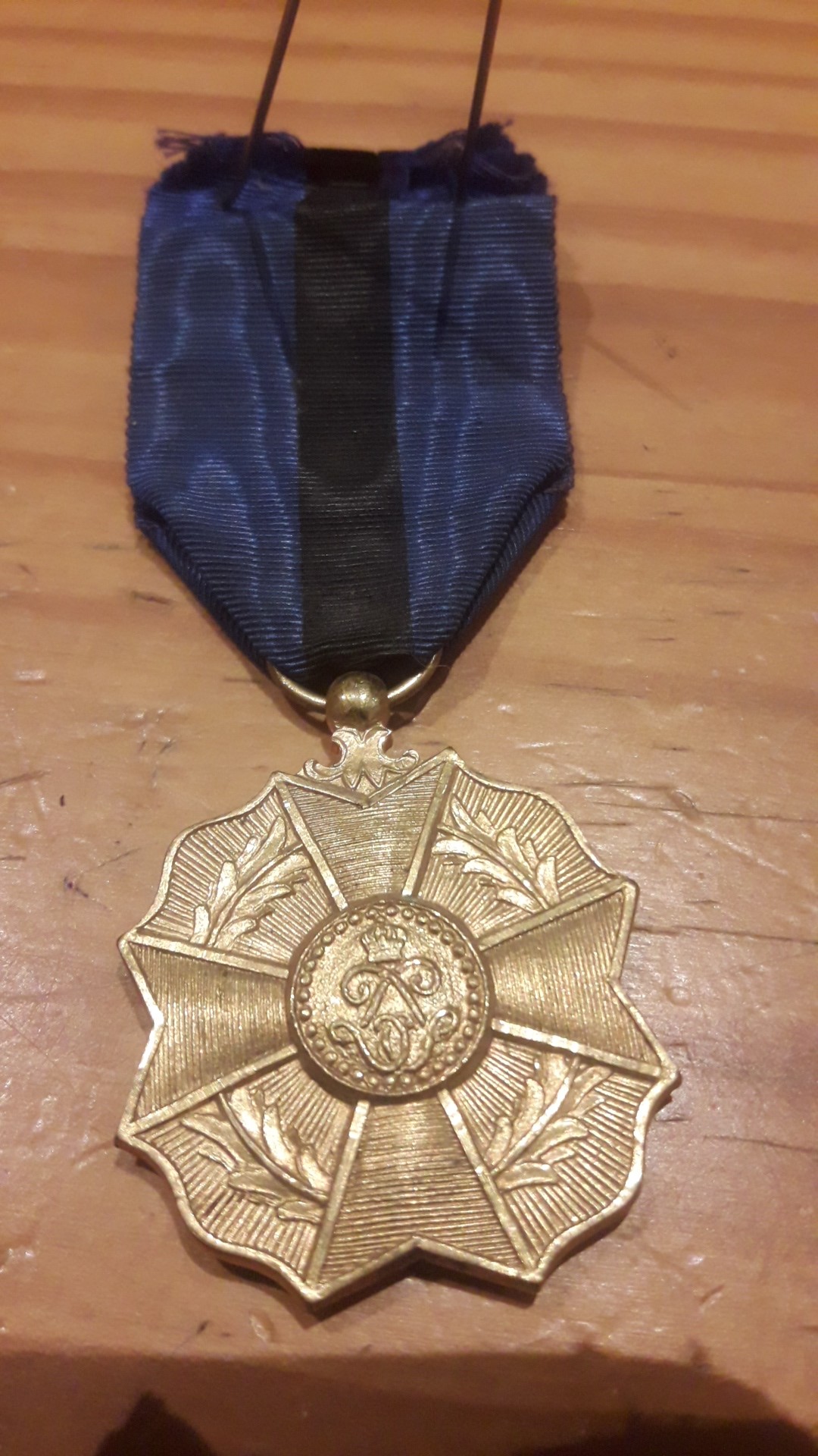Belgische Medaille Koning Leopold / zwart blauw